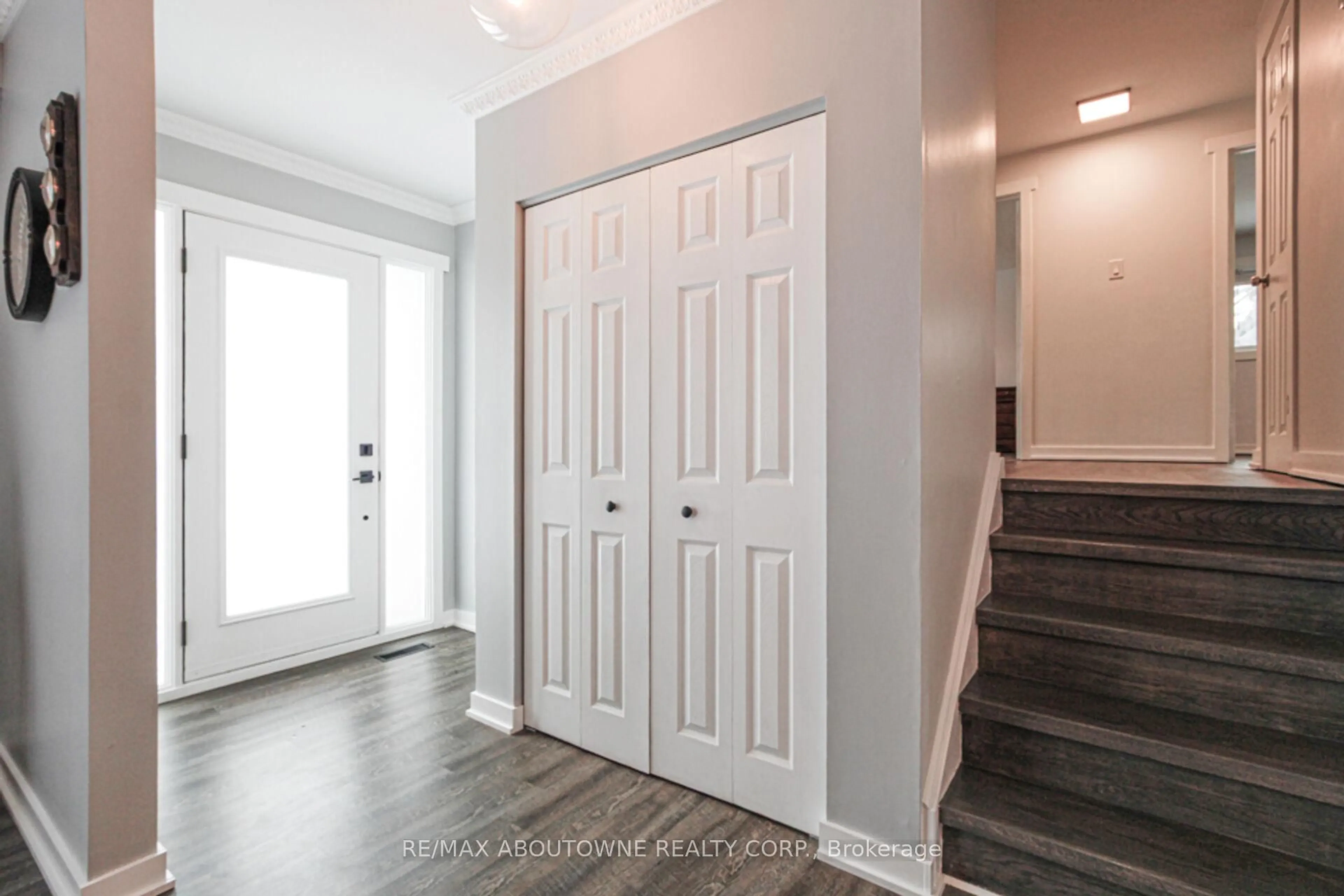 Indoor entryway for 626 Cape Ave, Burlington Ontario L7L 4M6