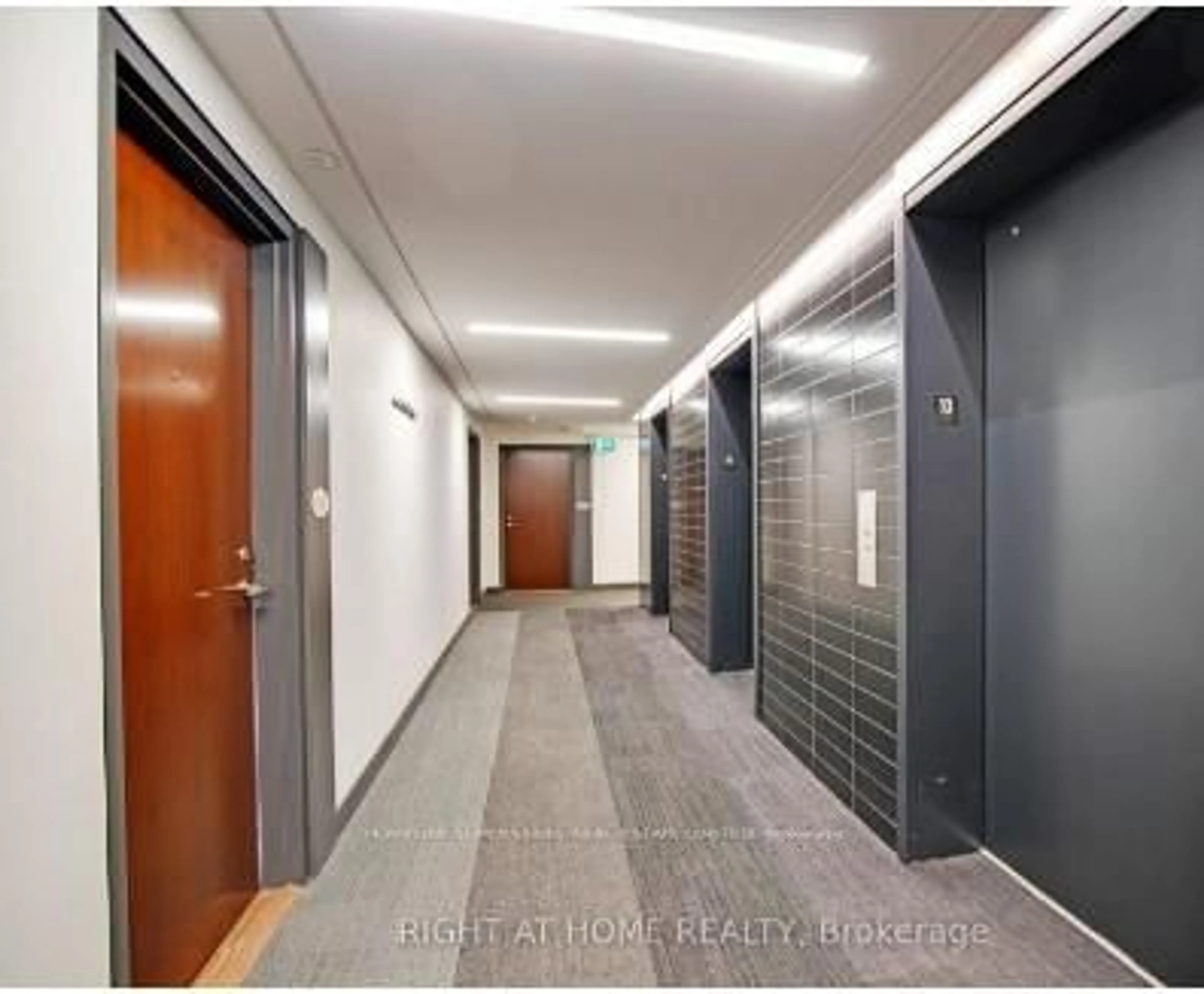 Indoor foyer for 160 Flemington Rd #1004, Toronto Ontario M6A 1N6