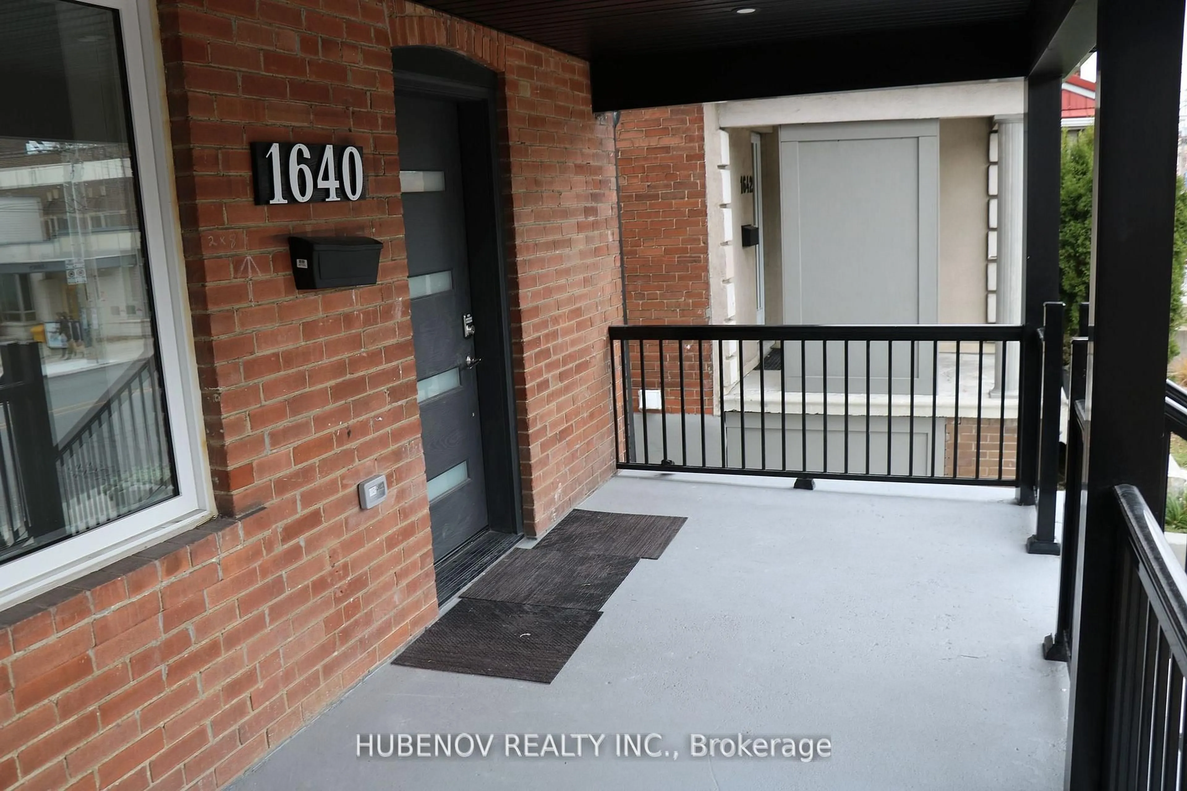 Indoor entryway for 1640 Dufferin St, Toronto Ontario M6H 3L8