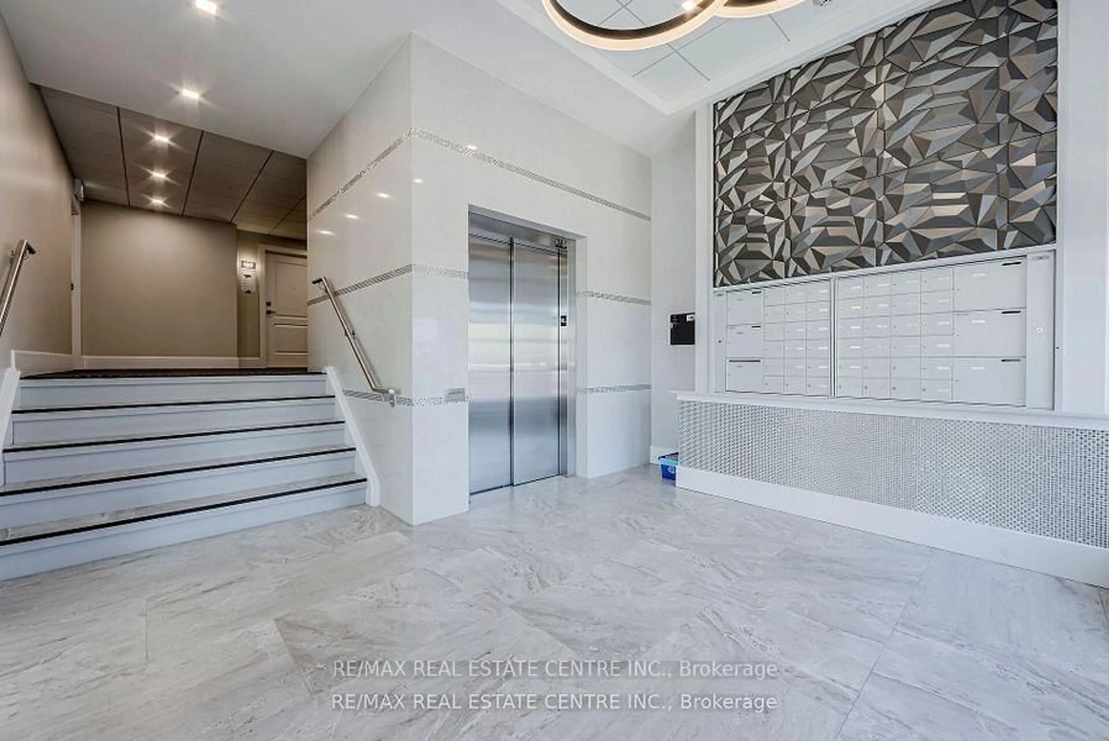 Indoor foyer for 105 Spencer Ave #305, Orangeville Ontario L9W 7S3