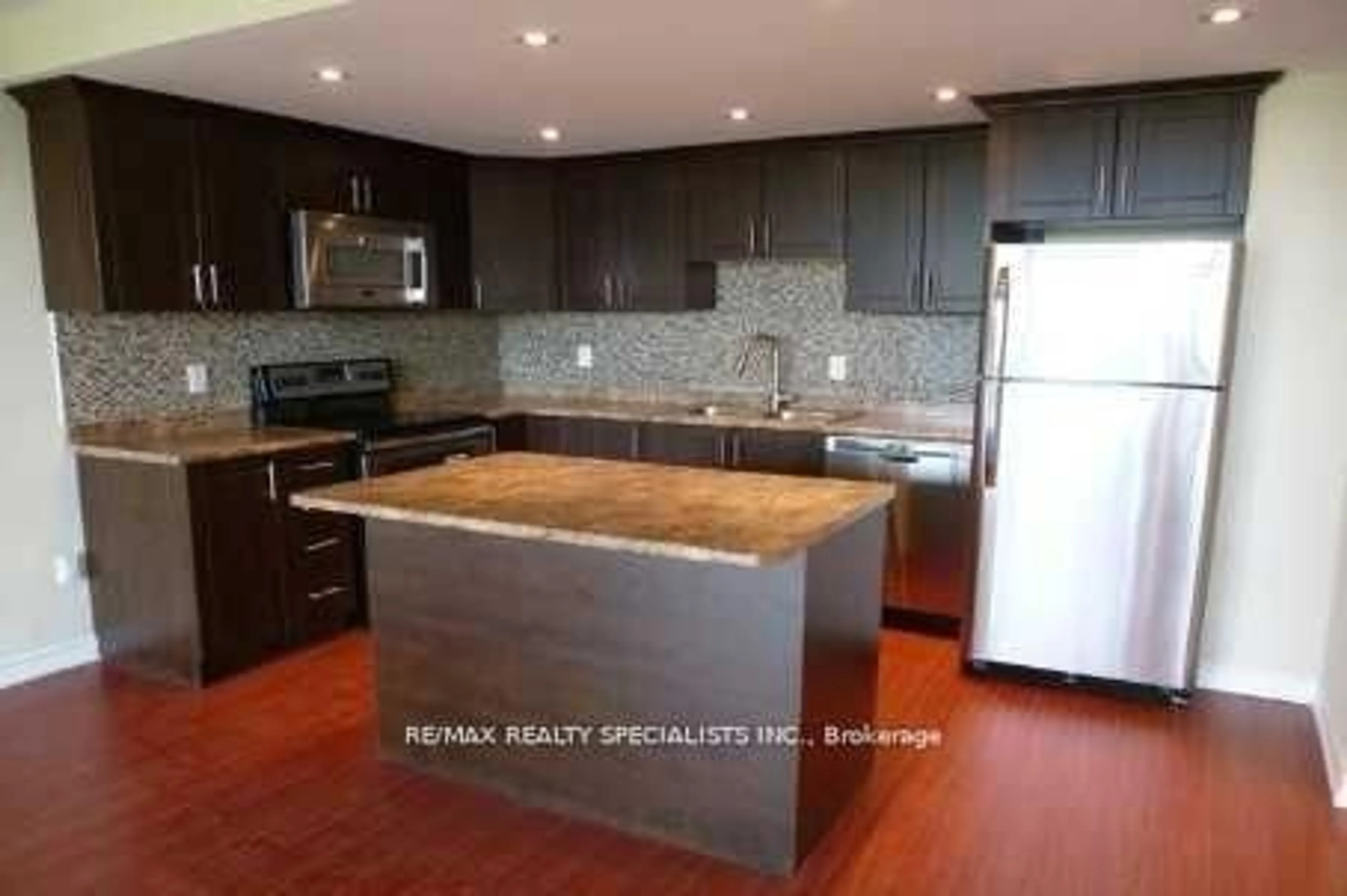 Open concept kitchen, ceramic/tile floor for 188 Mill St #413, Brampton Ontario L6Y 1T8