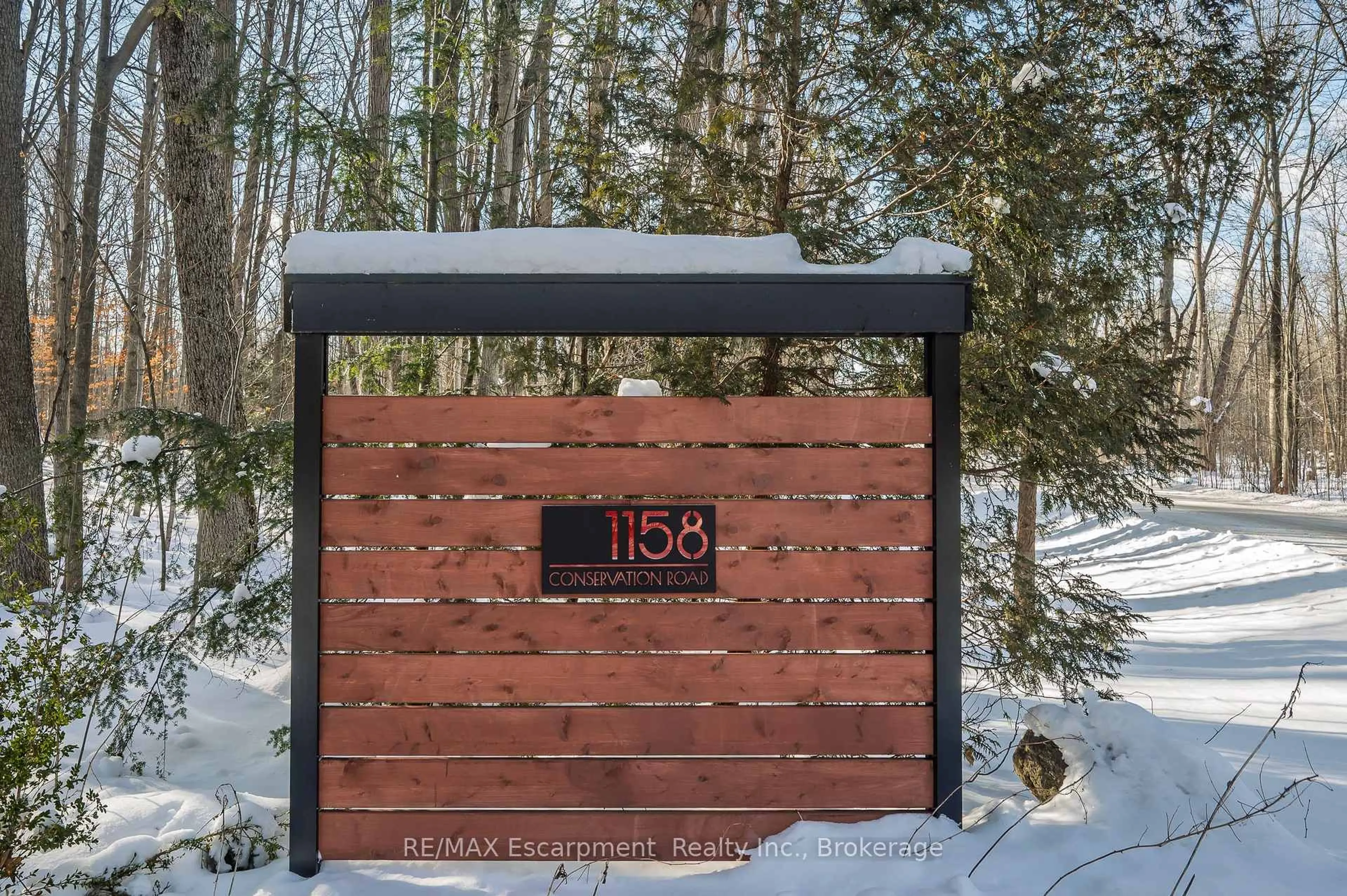 Indoor entryway for 1158 Conservation Rd, Milton Ontario L0P 1B0