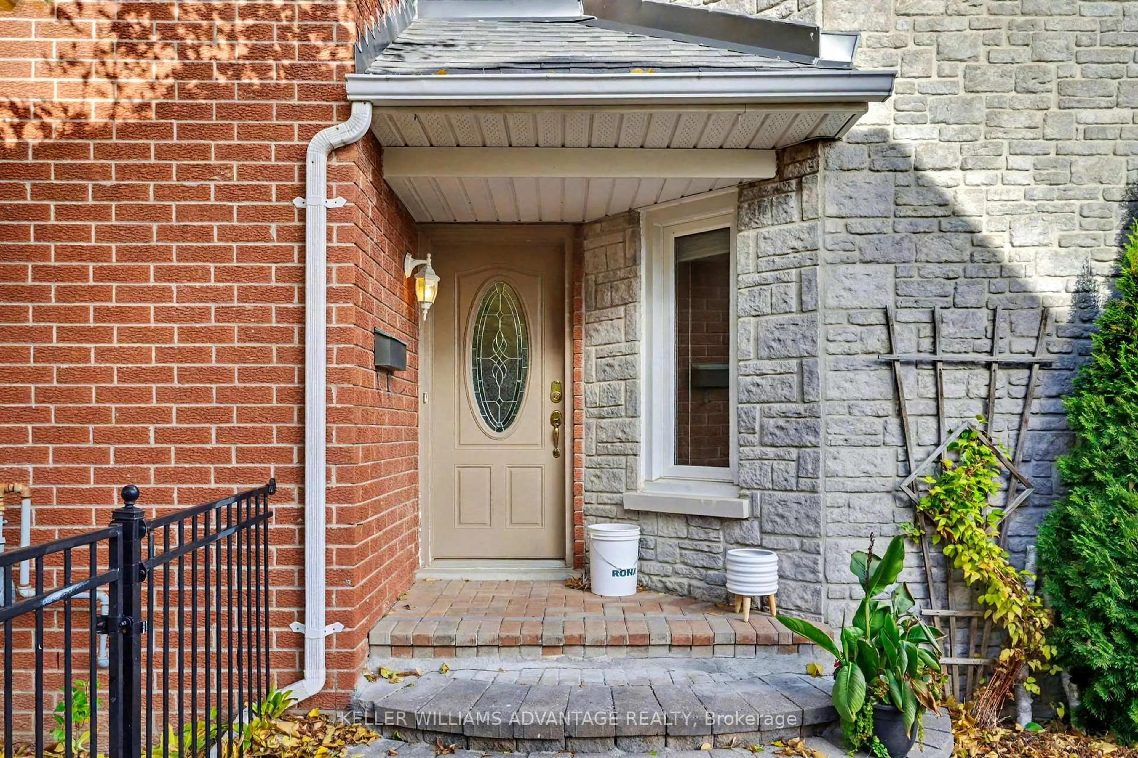 Indoor entryway for 17 James Young Dr, Halton Hills Ontario L7G 5S6