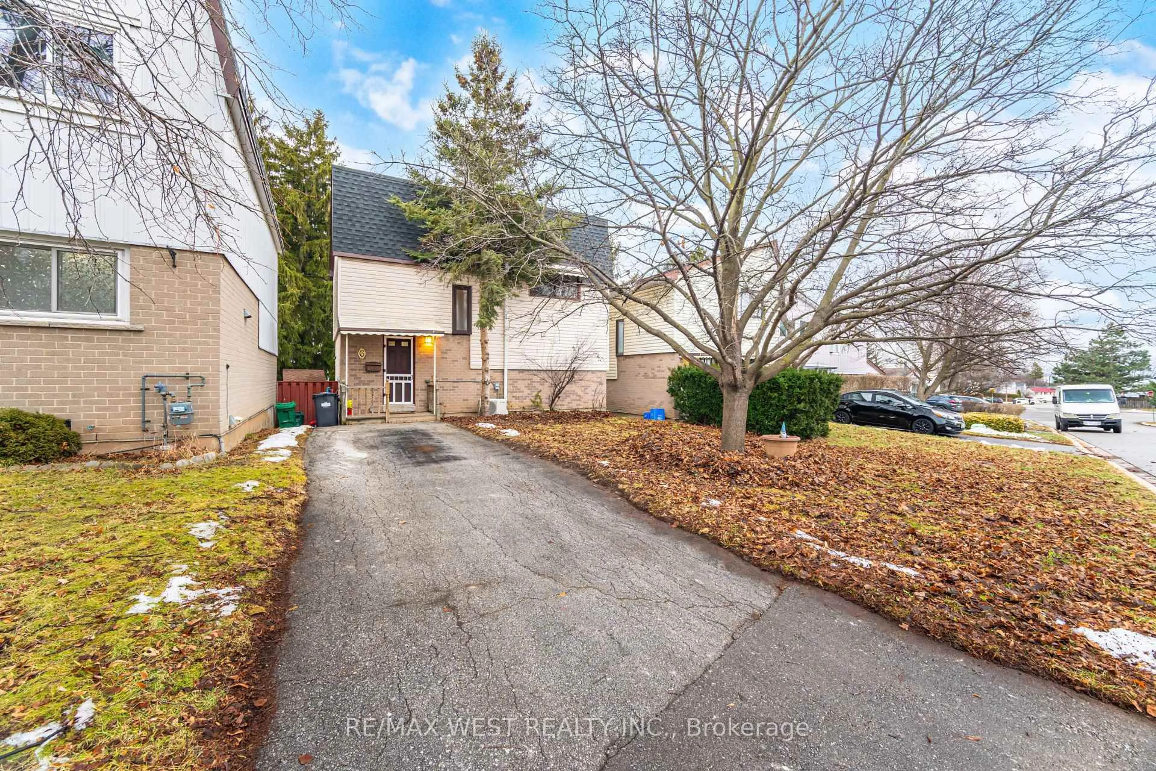 A pic from outside/outdoor area/front of a property/back of a property/a pic from drone, street for 6 Hillpark Tr, Brampton Ontario L6S 1R1