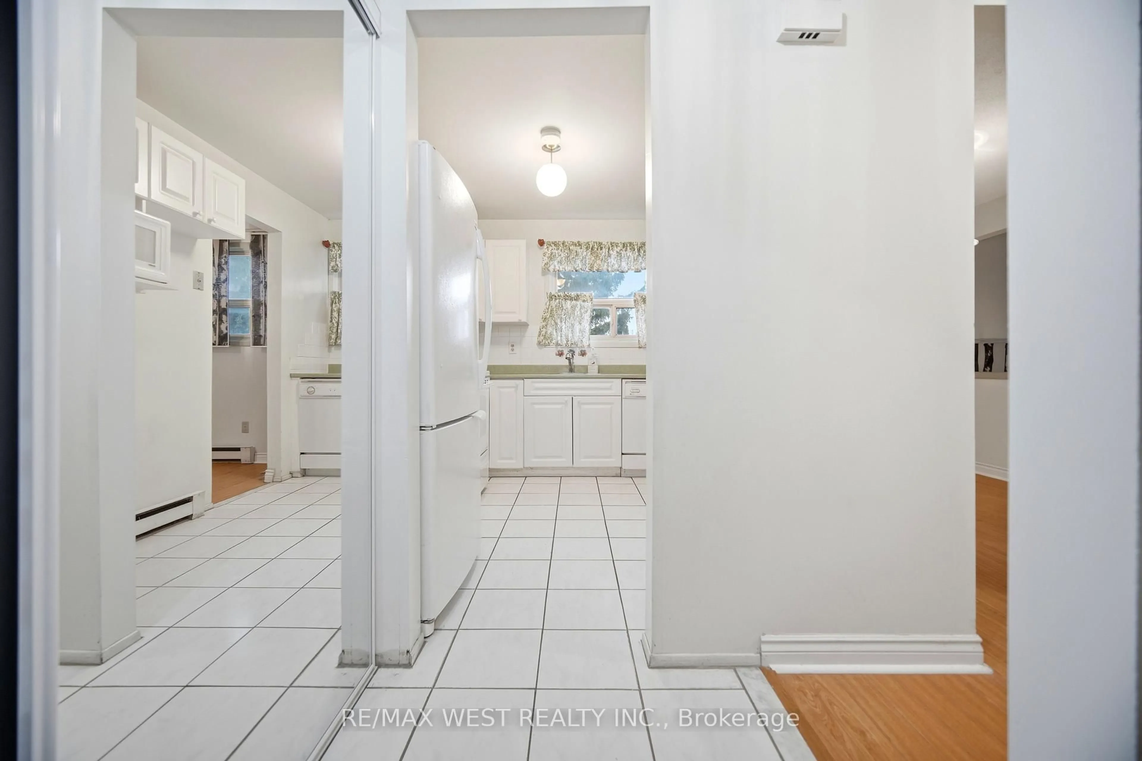 Indoor entryway for 6 Hillpark Tr, Brampton Ontario L6S 1R1