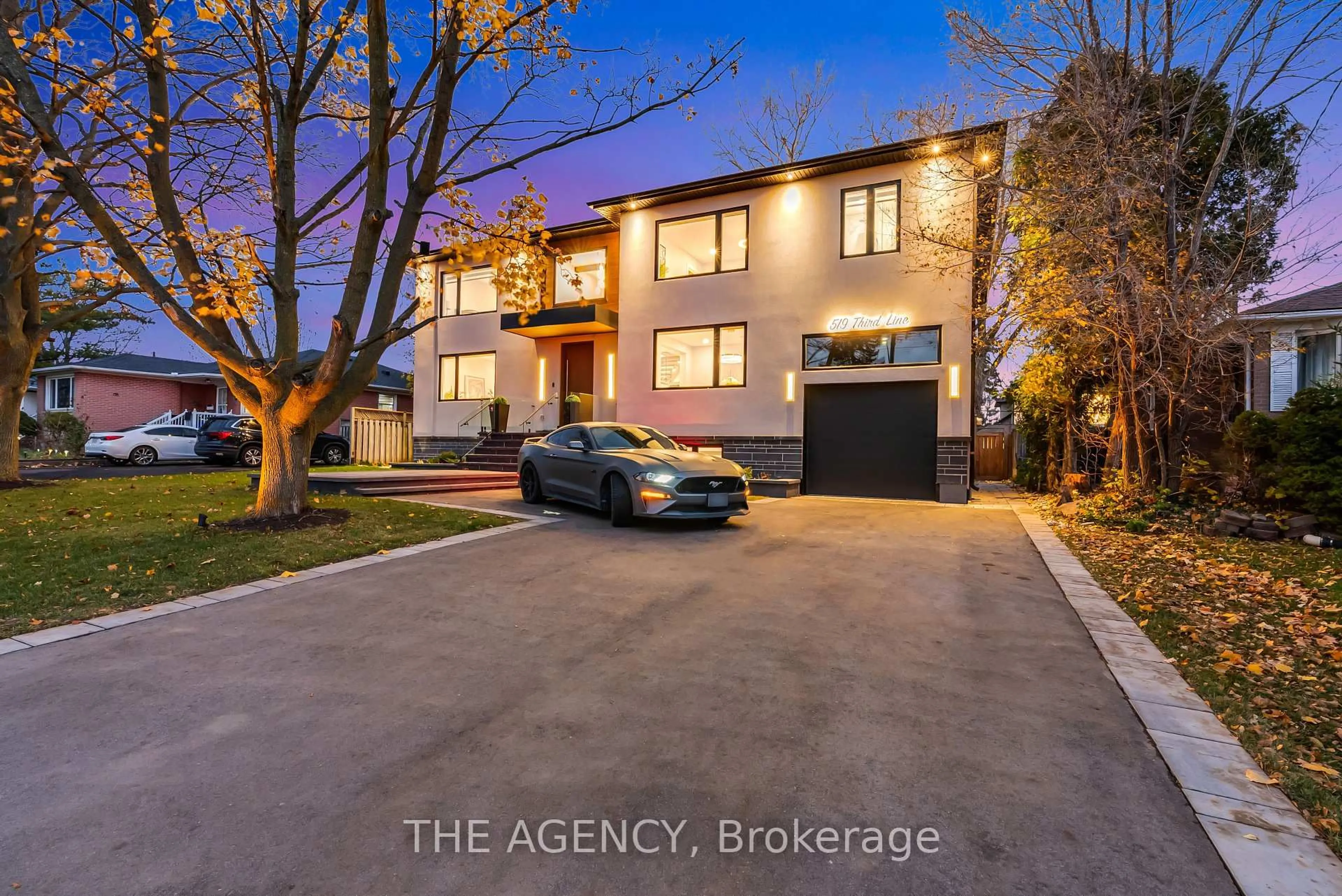 A pic from outside/outdoor area/front of a property/back of a property/a pic from drone, street for 519 Third Line, Oakville Ontario L6L 4A8