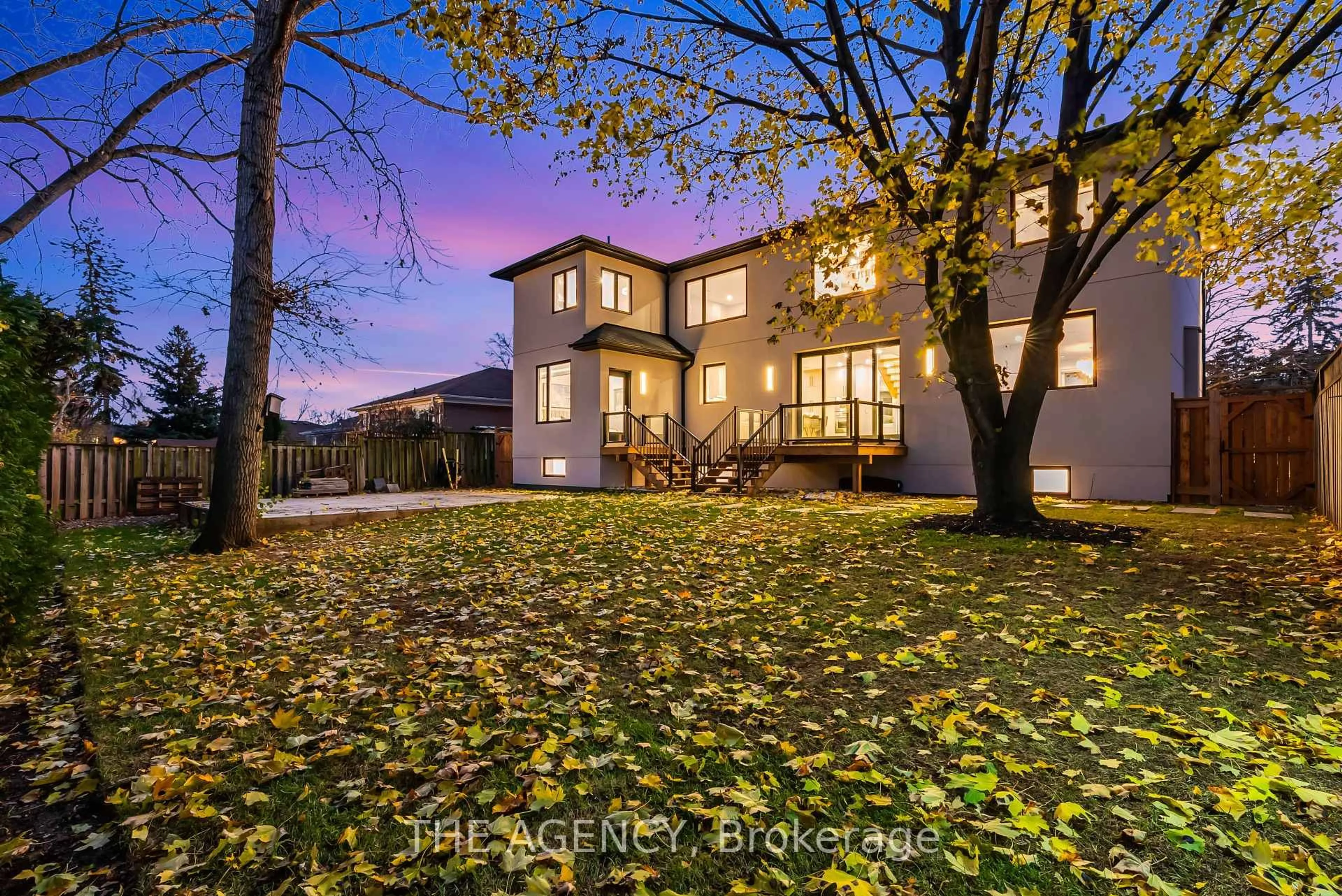 A pic from outside/outdoor area/front of a property/back of a property/a pic from drone, unknown for 519 Third Line, Oakville Ontario L6L 4A8