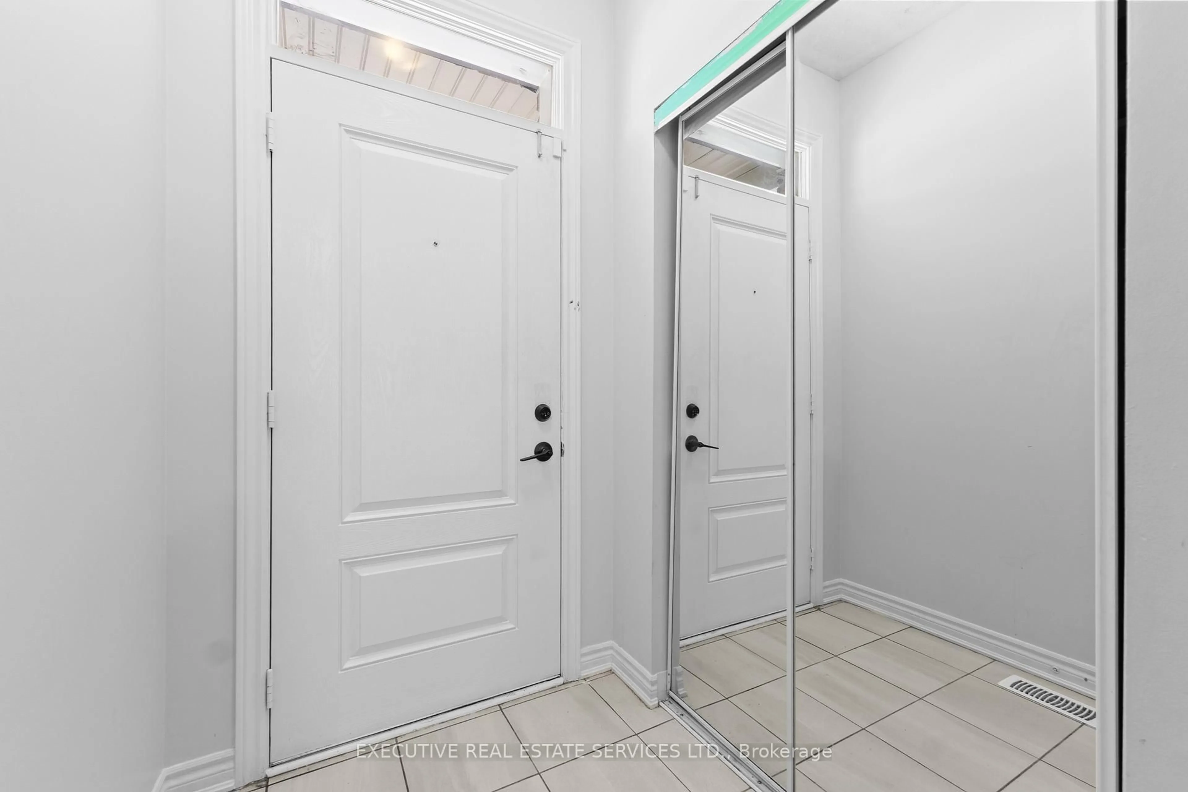 Indoor entryway for 50 EDINBURGH Dr #52, Brampton Ontario L6Y 1N9