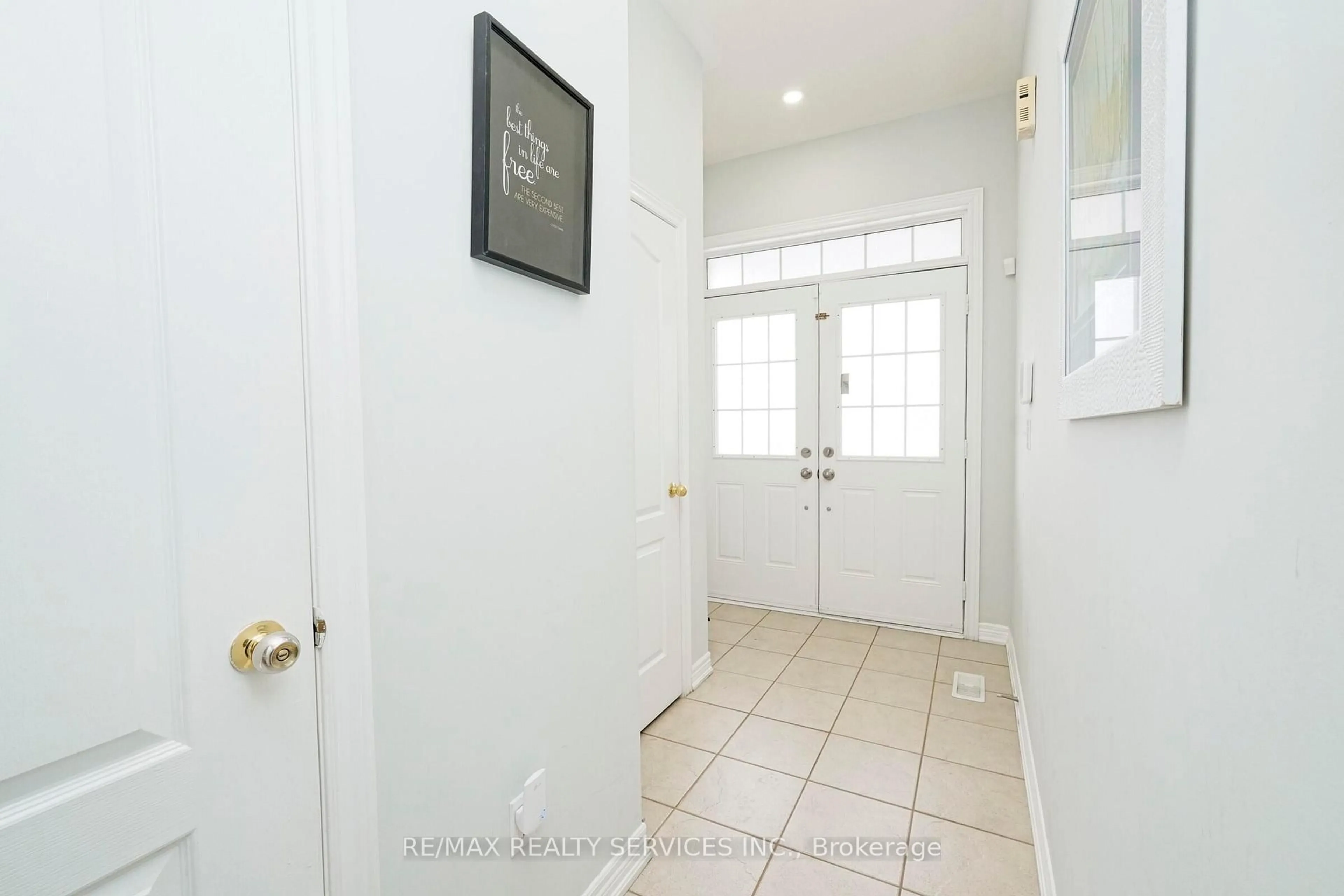 Indoor entryway for 49 Crystalview Cres, Brampton Ontario L6P 2R7