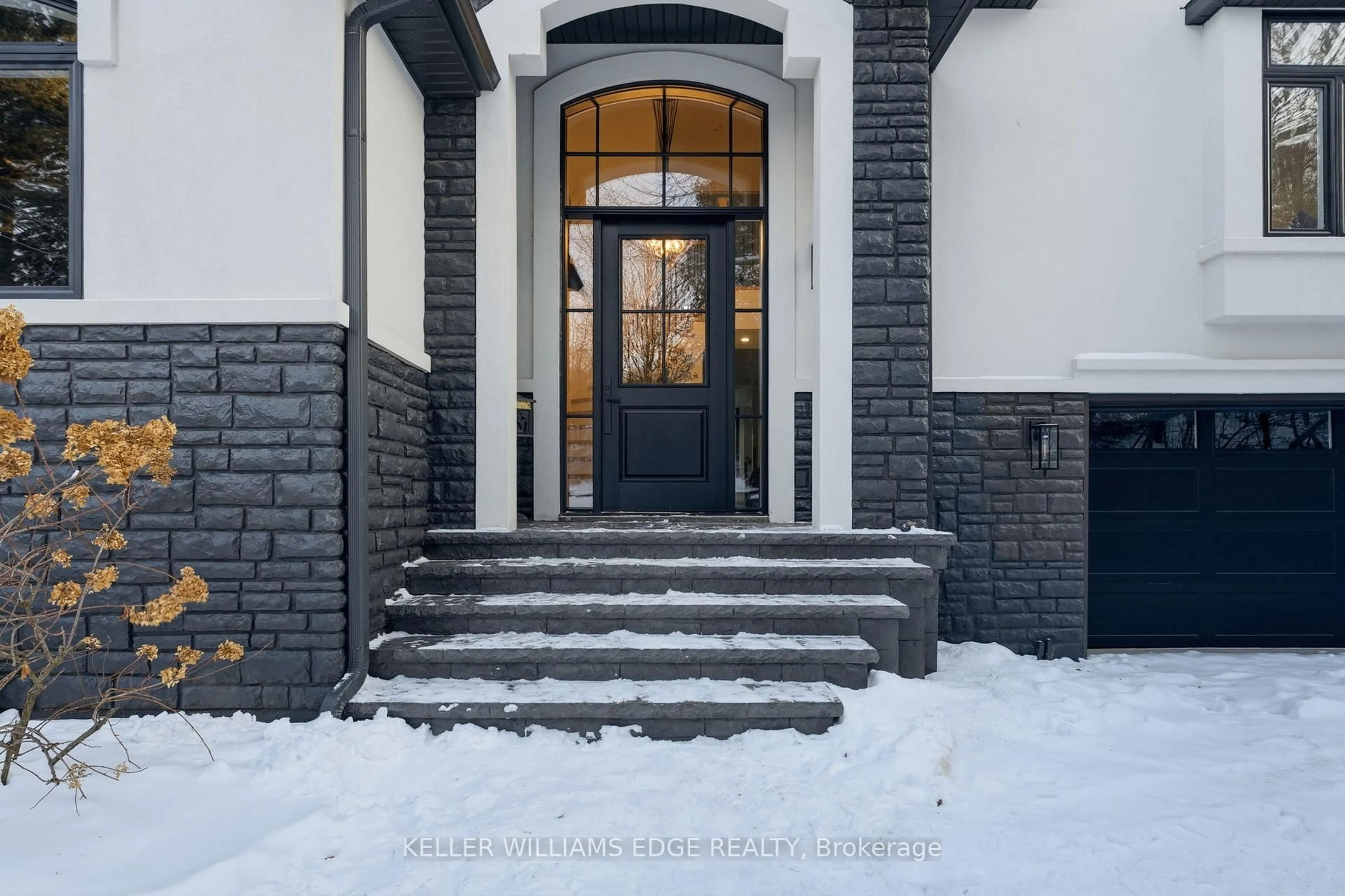 Indoor entryway for 1316 Dundas St, Burlington Ontario L7P 0S6