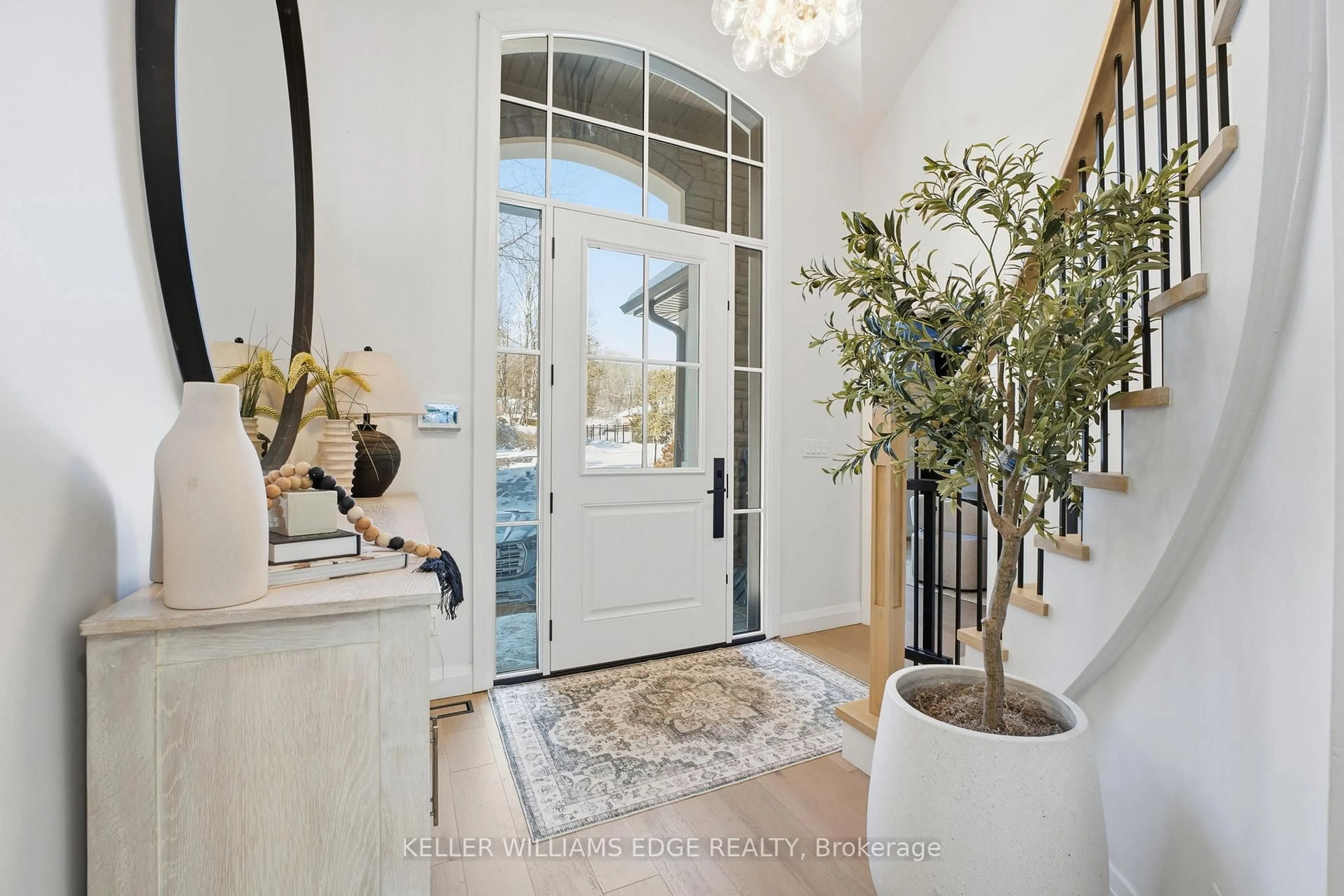 Indoor entryway for 1316 Dundas St, Burlington Ontario L7P 0S6