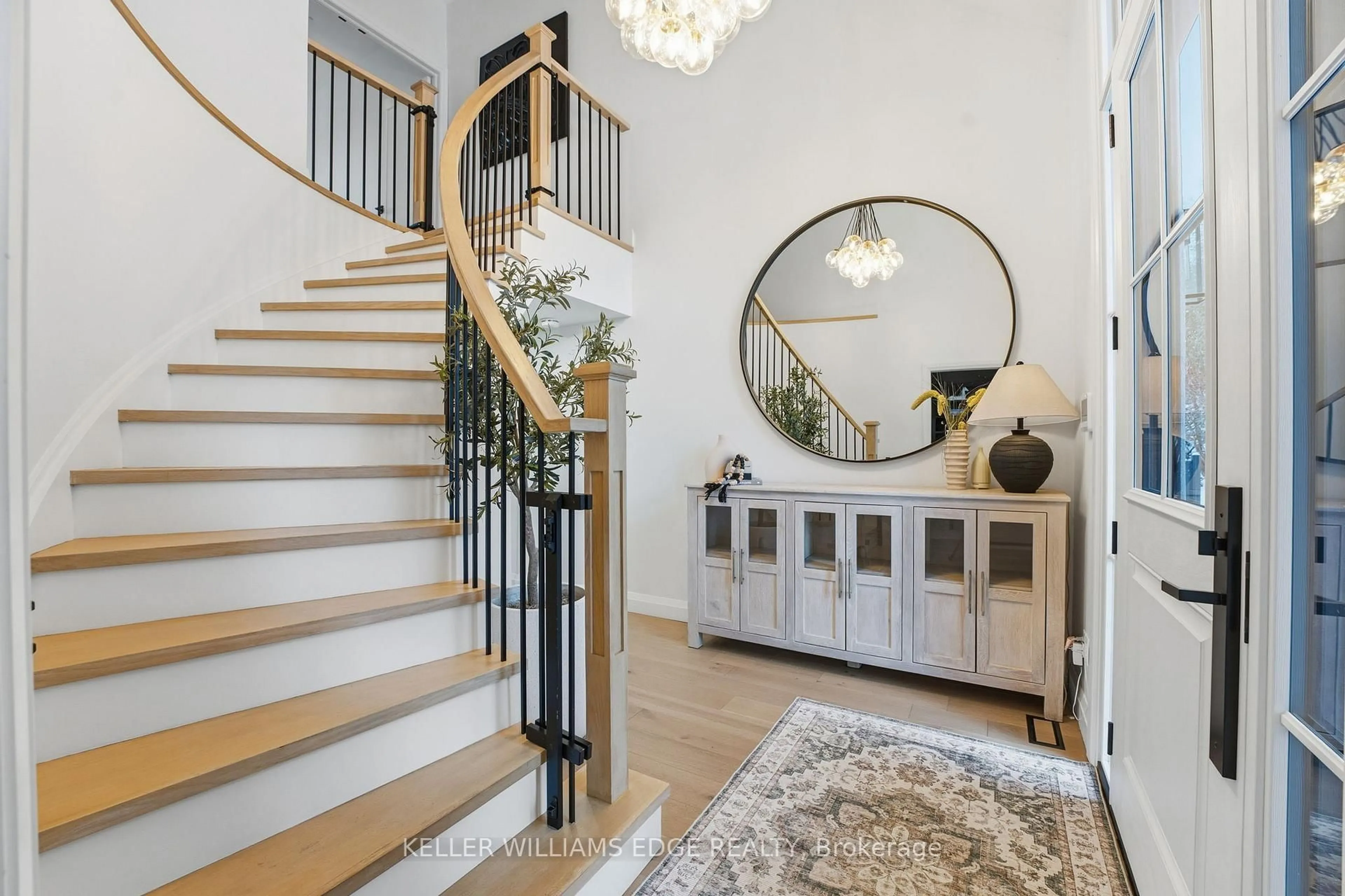 Indoor entryway for 1316 Dundas St, Burlington Ontario L7P 0S6