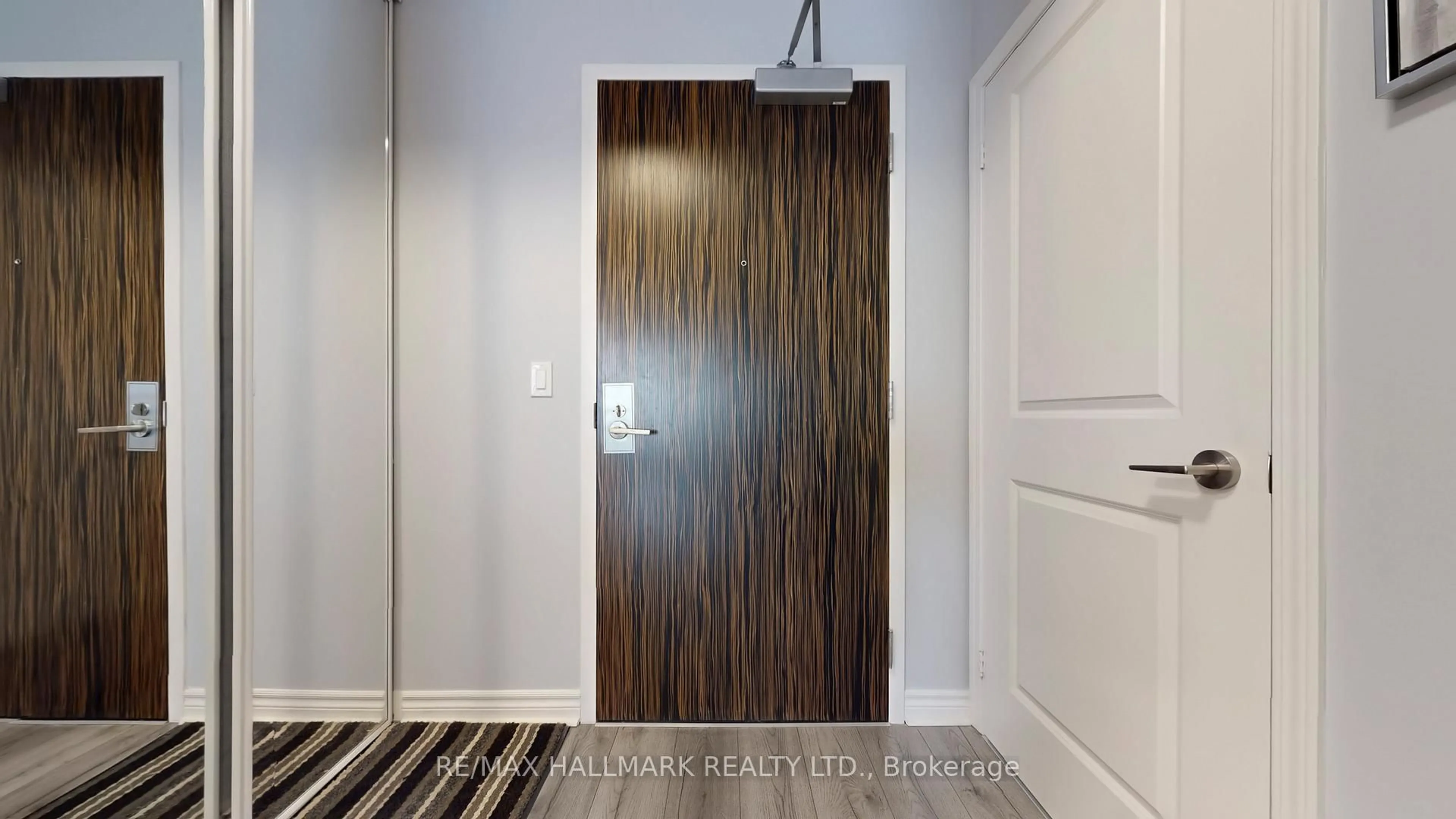 Indoor entryway for 349 Rathburn Rd #910, Mississauga Ontario L5B 0G9