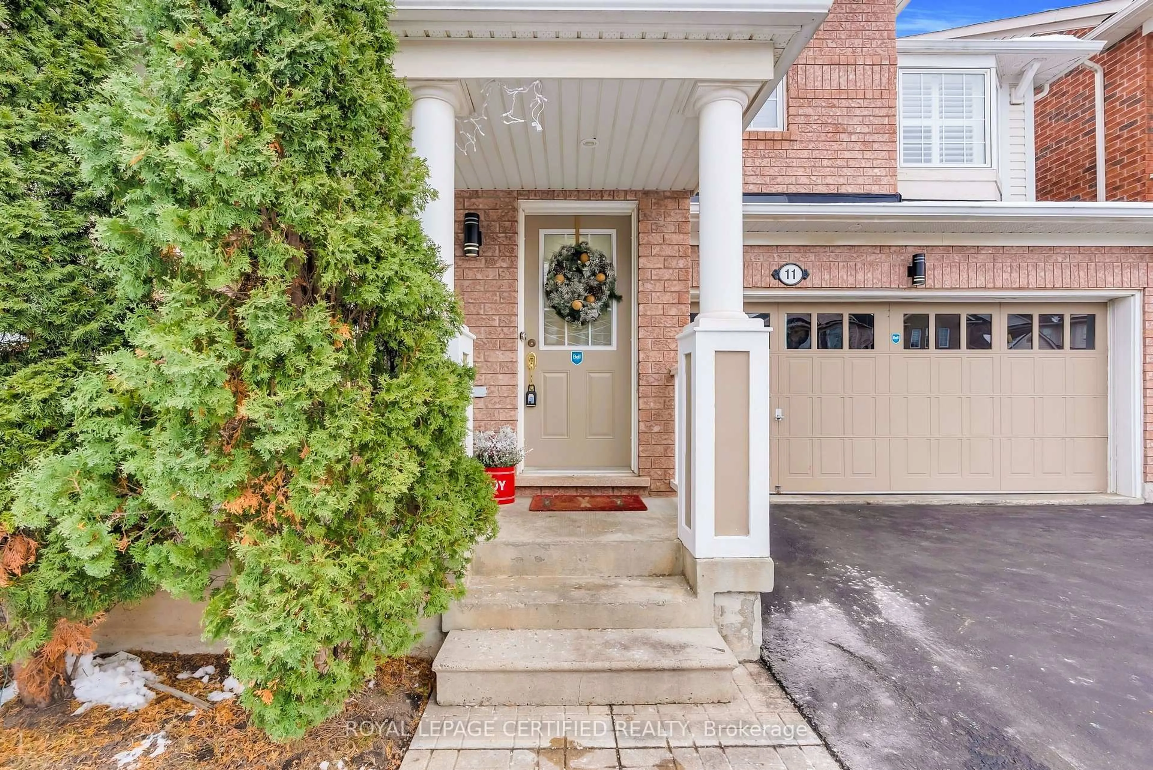 Indoor entryway for 11 Ponymeadow Way, Brampton Ontario L6X 0M2