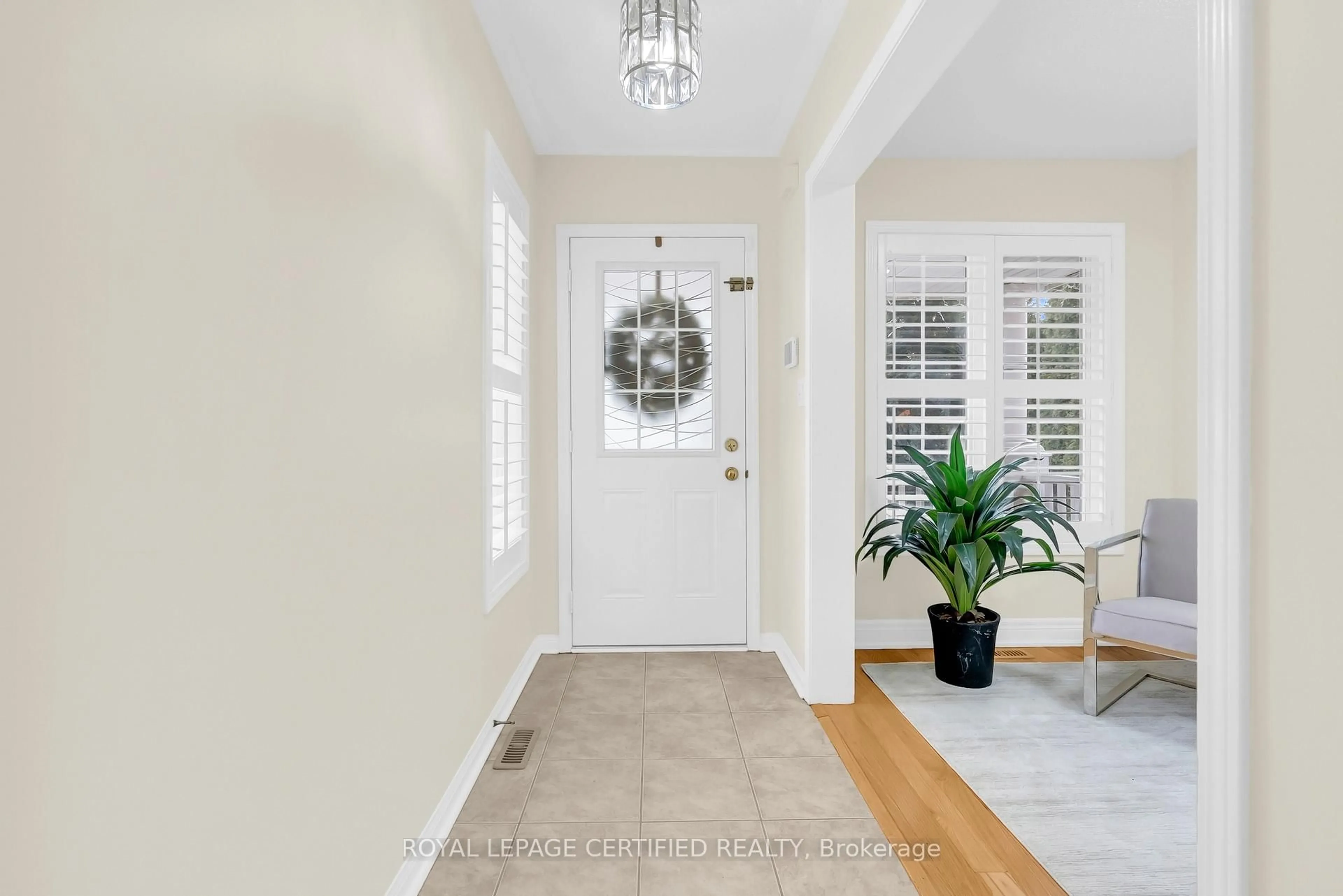 Indoor entryway for 11 Ponymeadow Way, Brampton Ontario L6X 0M2