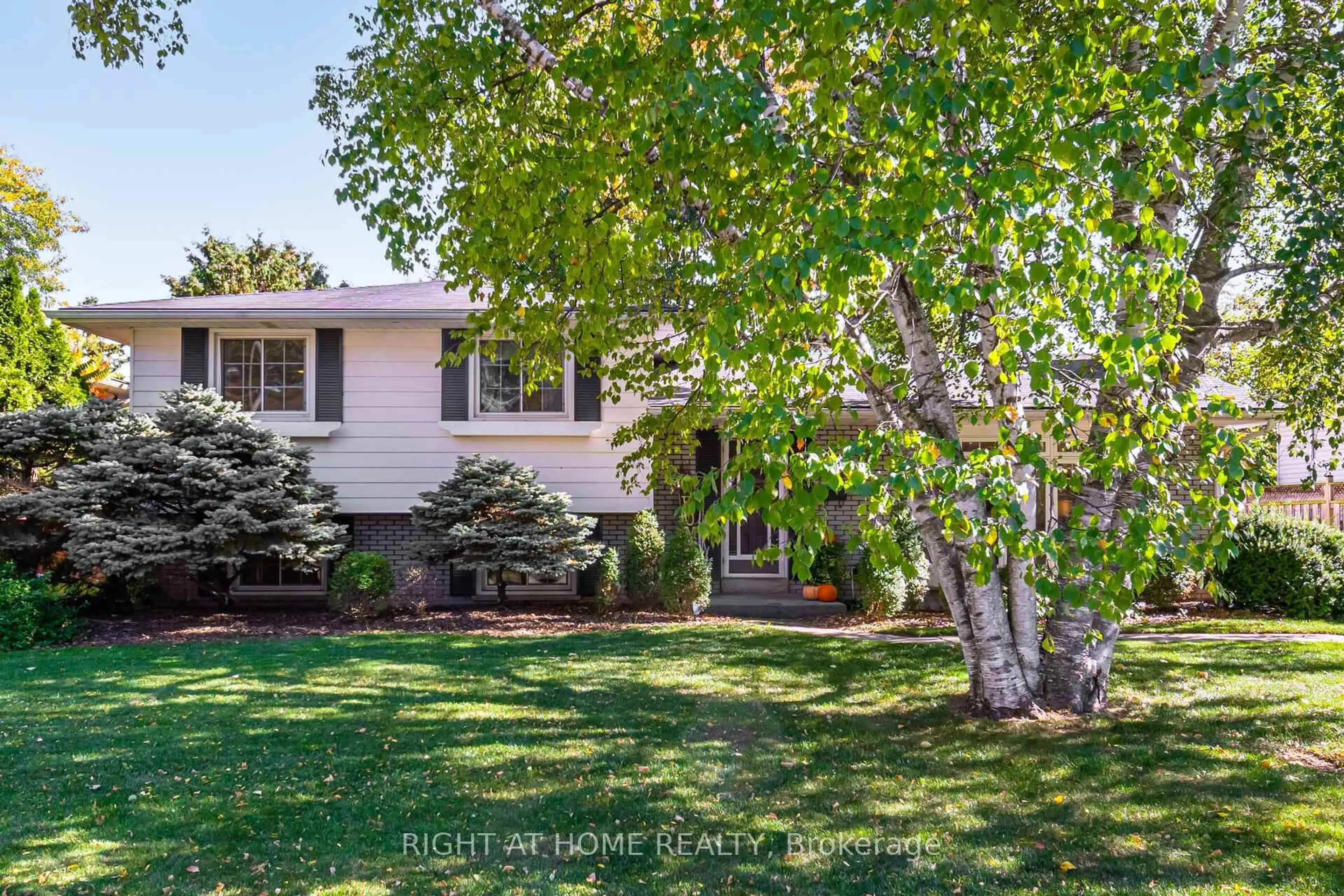 Home with vinyl exterior material, street for 5188 Cherryhill Cres, Burlington Ontario L7L 4C4