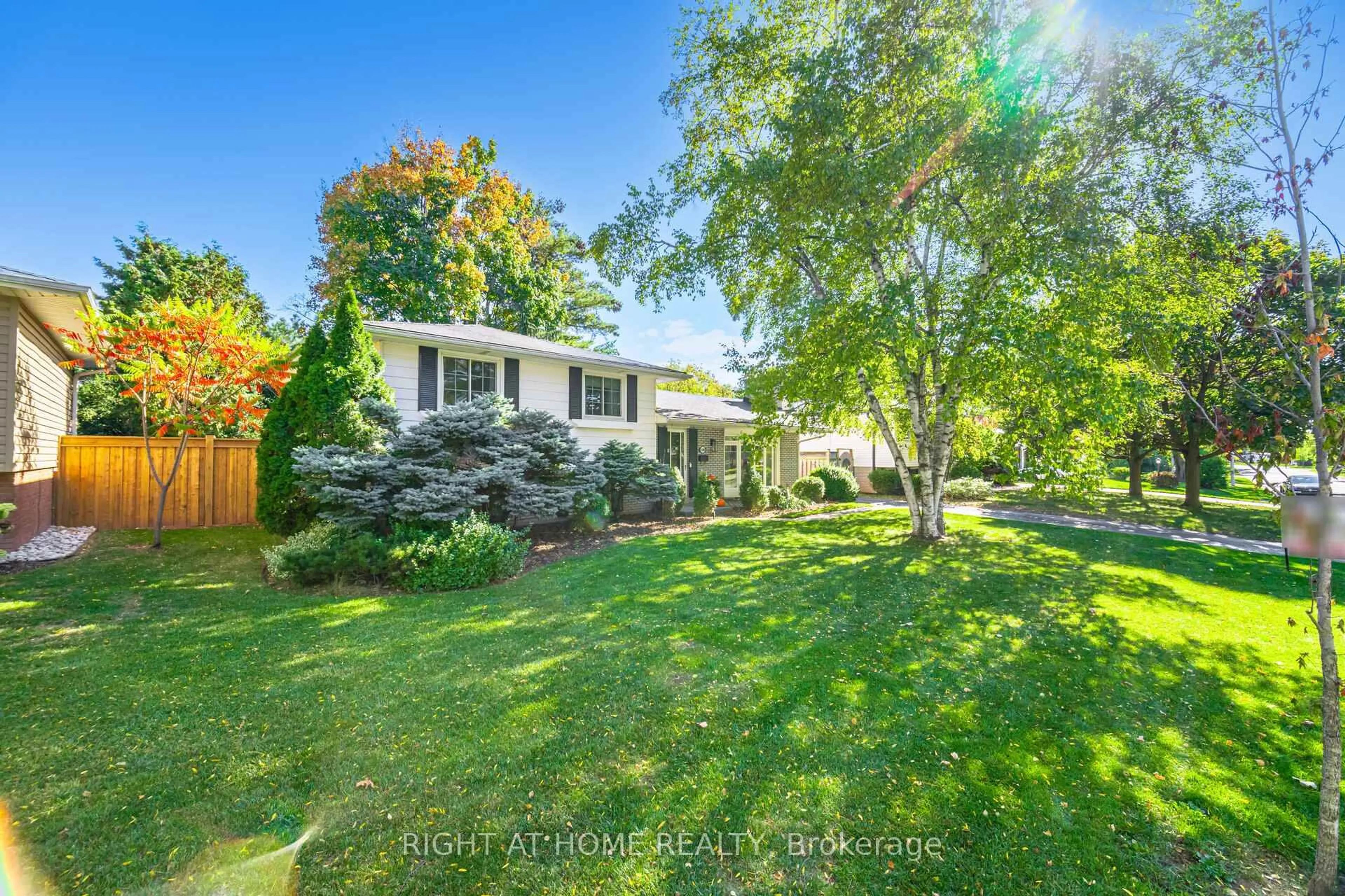 A pic from outside/outdoor area/front of a property/back of a property/a pic from drone, street for 5188 Cherryhill Cres, Burlington Ontario L7L 4C4