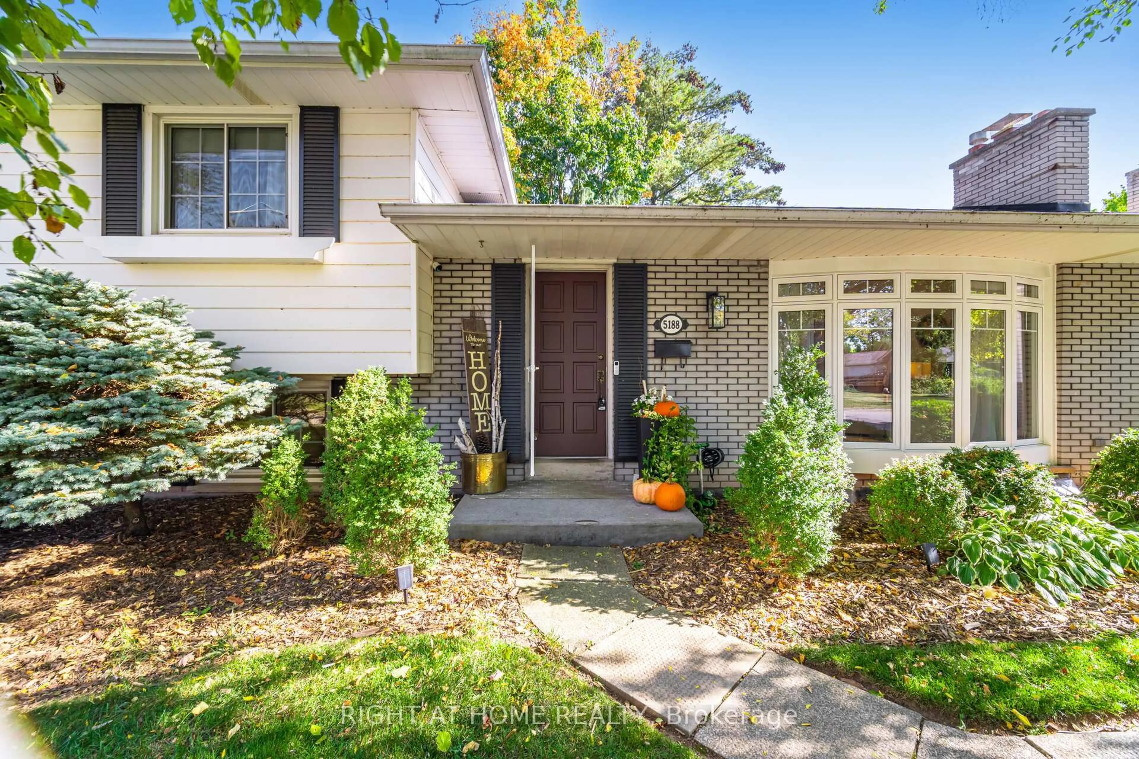 Home with vinyl exterior material, street for 5188 Cherryhill Cres, Burlington Ontario L7L 4C4