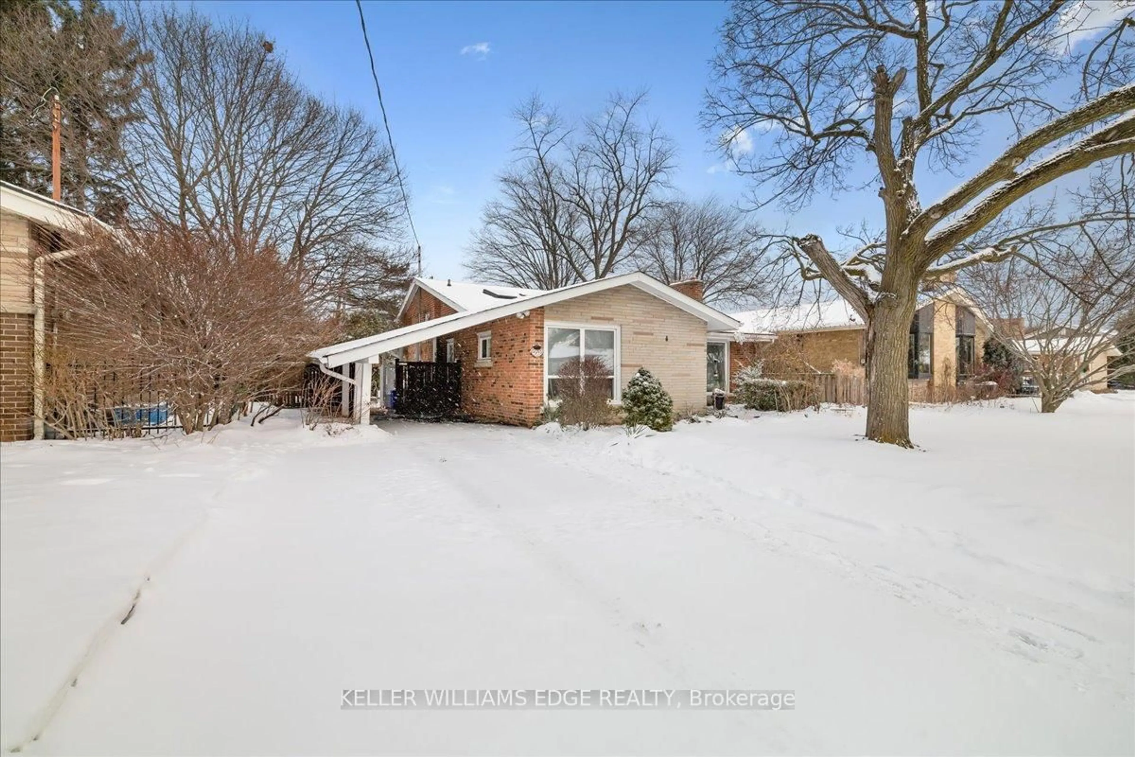 A pic from outside/outdoor area/front of a property/back of a property/a pic from drone, street for 359 Pepper Dr, Burlington Ontario L7R 3C8