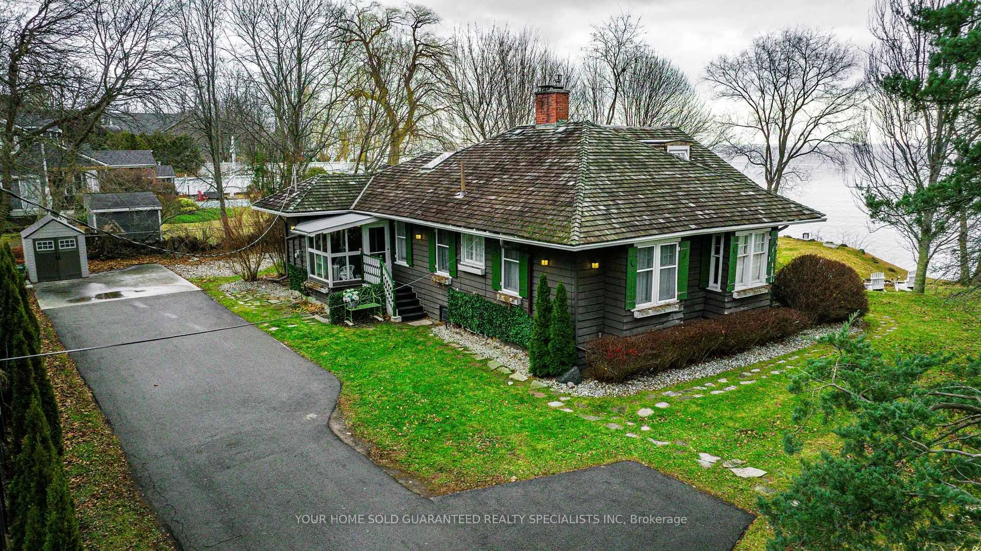 A pic from outside/outdoor area/front of a property/back of a property/a pic from drone, street for 227 Green St, Burlington Ontario L7R 0B1