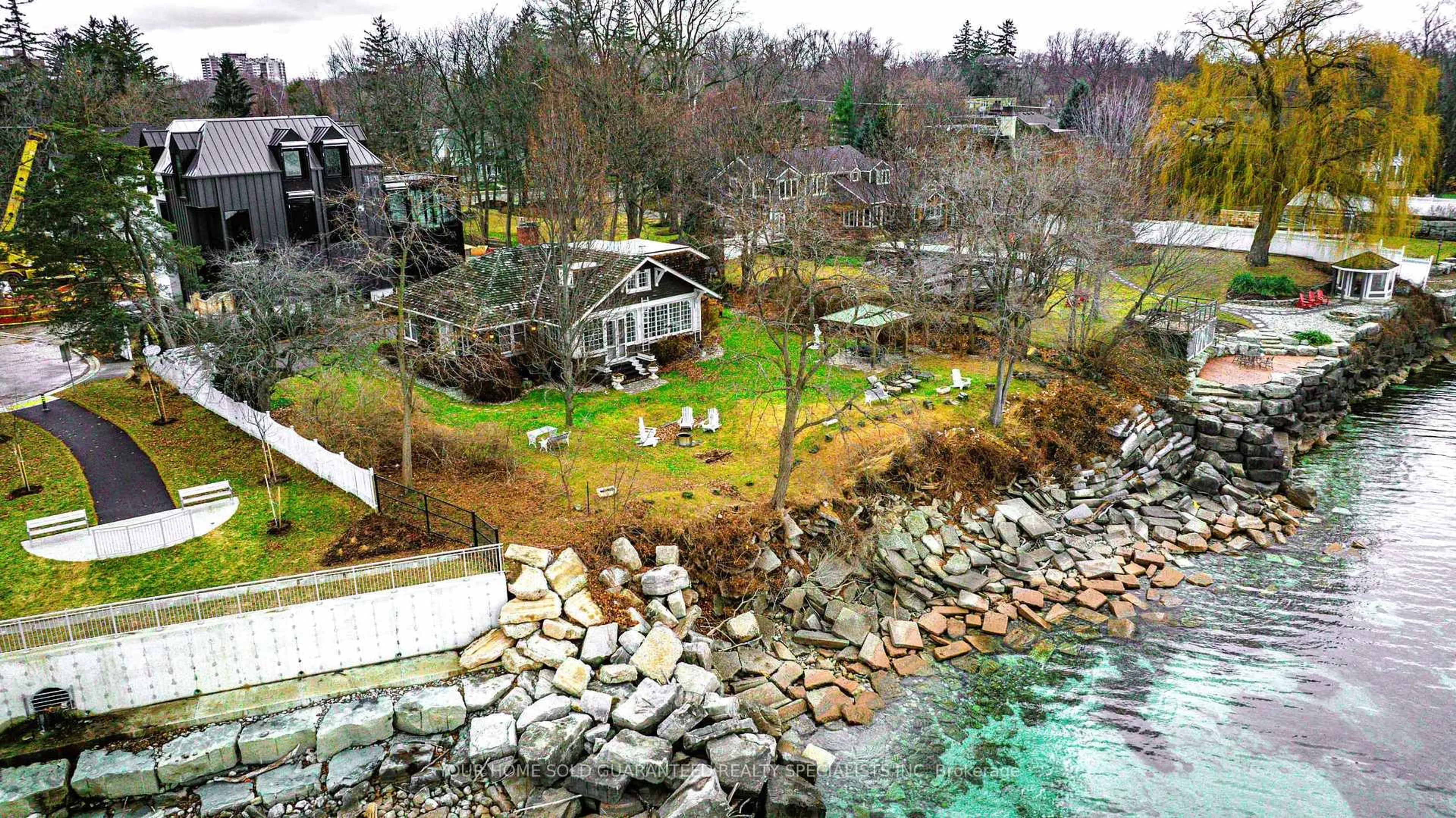 A pic from outside/outdoor area/front of a property/back of a property/a pic from drone, water/lake/river/ocean view for 227 Green St, Burlington Ontario L7R 0B1