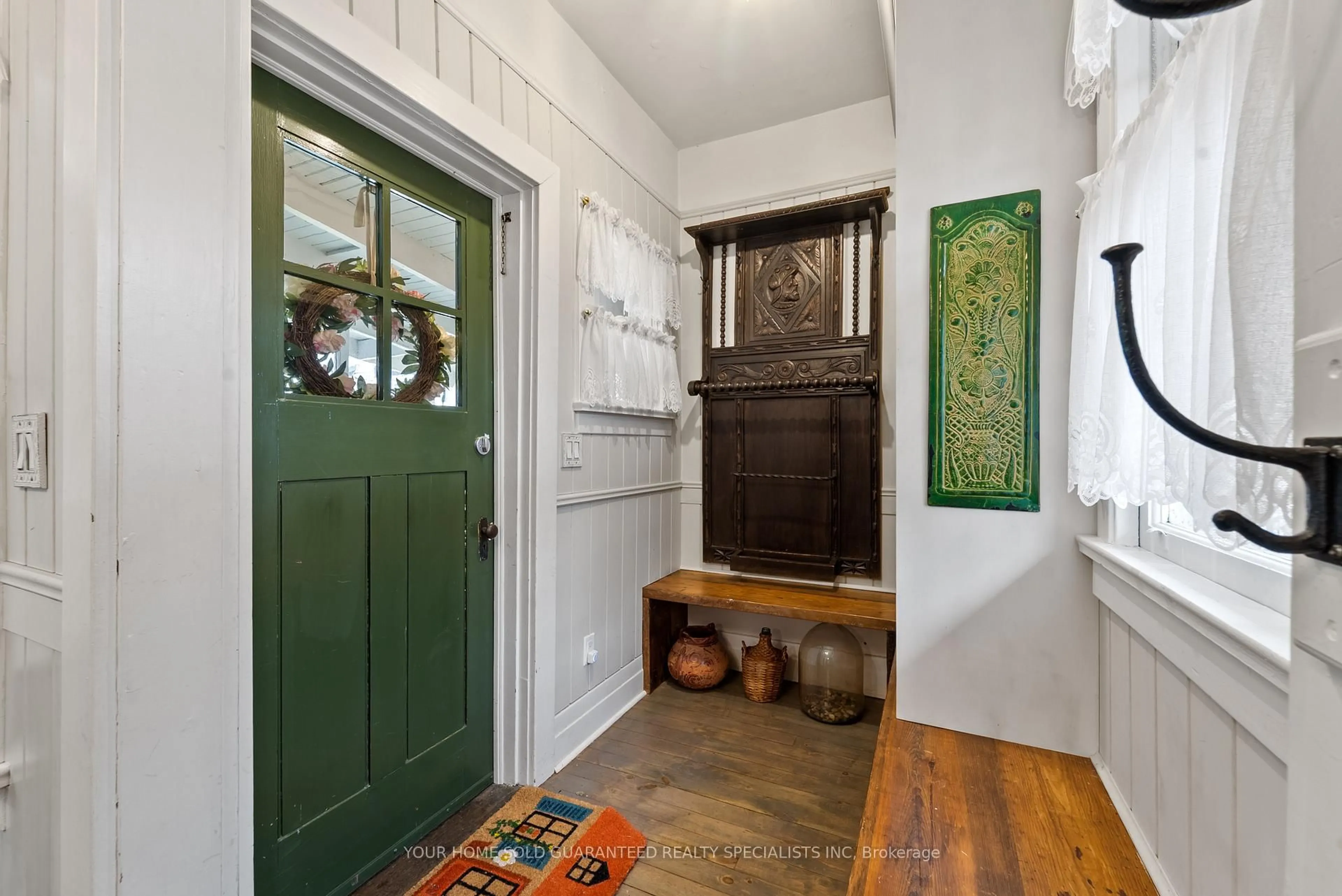 Indoor entryway for 227 Green St, Burlington Ontario L7R 0B1