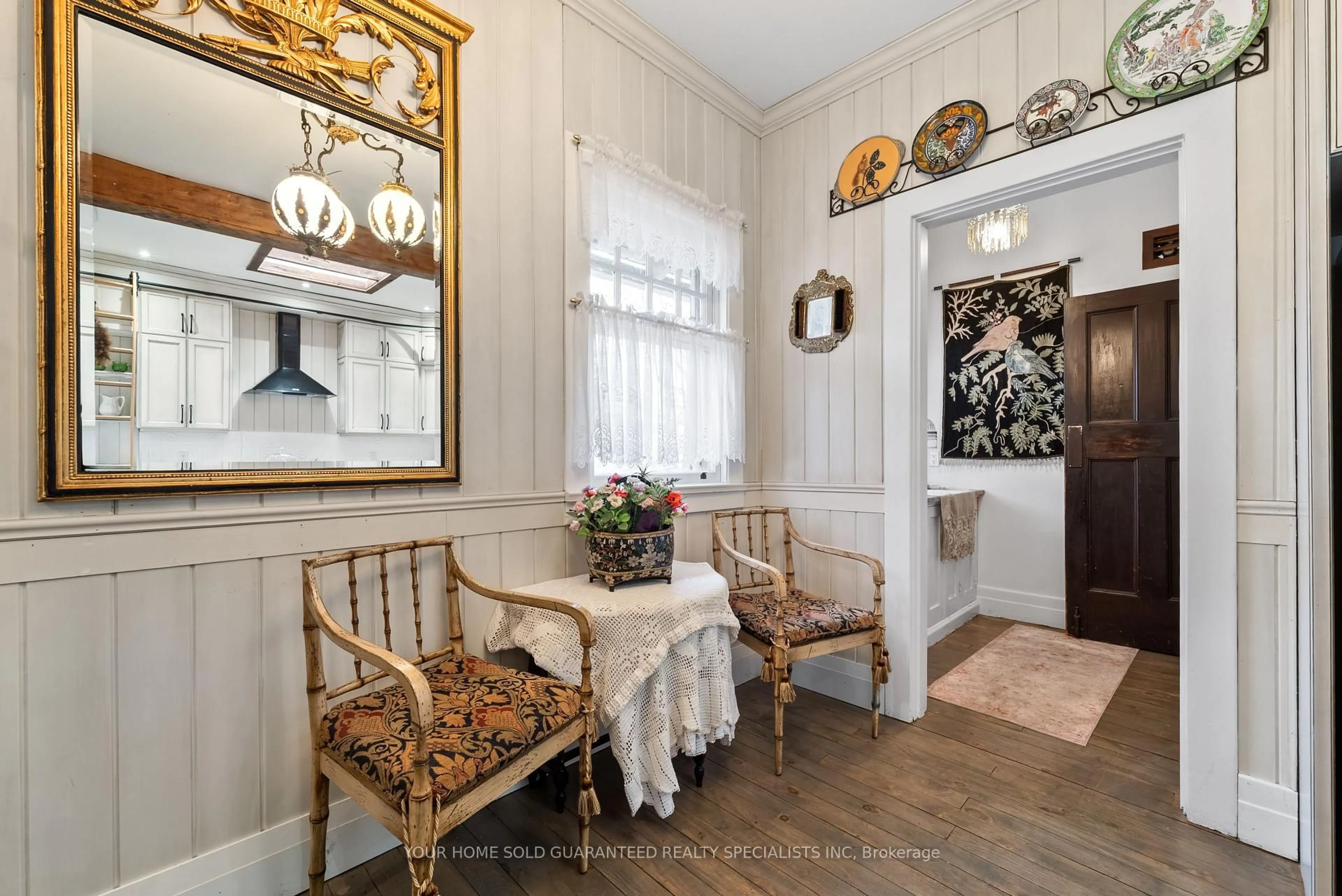 Indoor entryway for 227 Green St, Burlington Ontario L7R 0B1