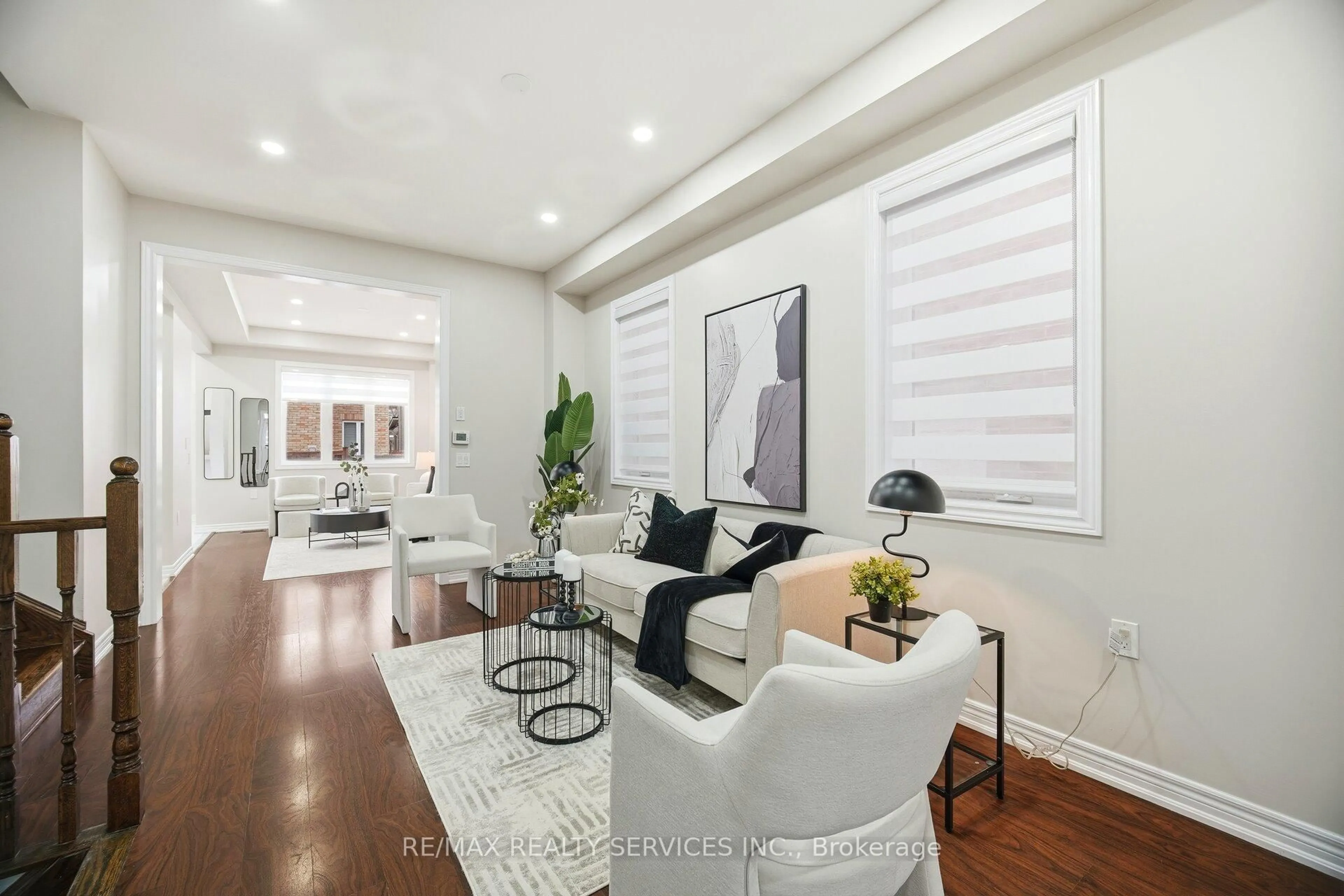 Living room with furniture, unknown for 26 Deer Ridge Tr, Caledon Ontario L7C 3Z6