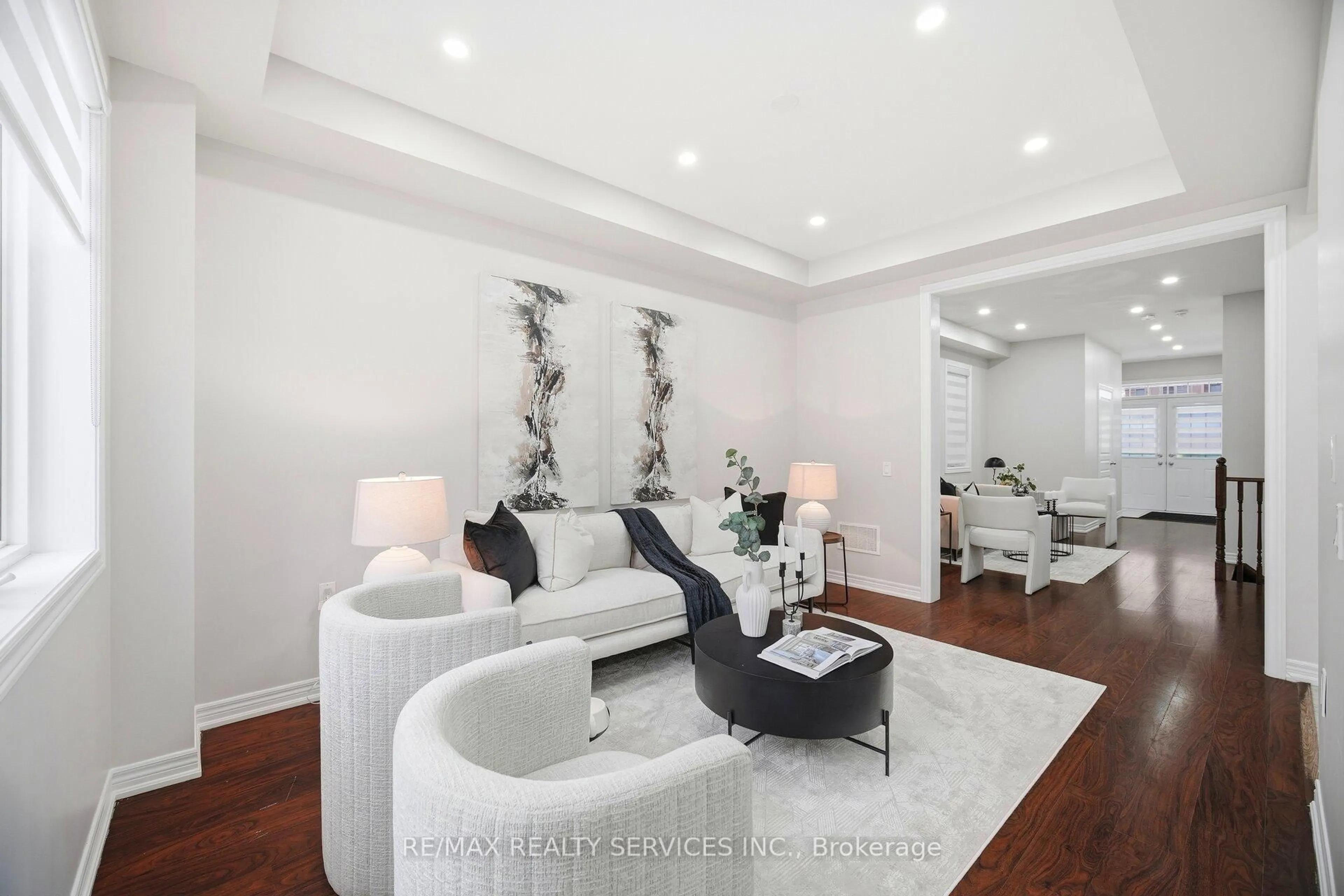 Living room with furniture, unknown for 26 Deer Ridge Tr, Caledon Ontario L7C 3Z6