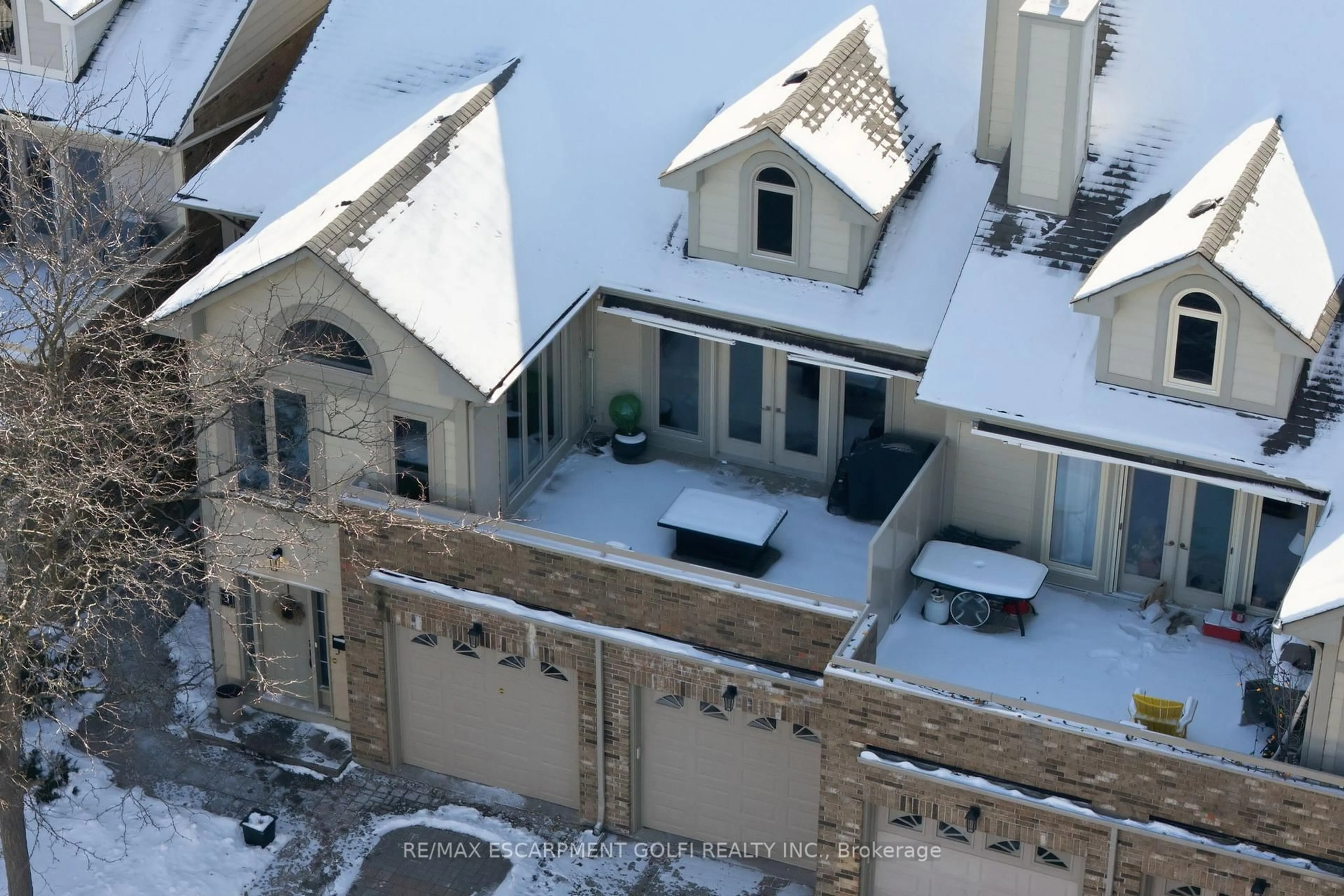 A pic from outside/outdoor area/front of a property/back of a property/a pic from drone, city buildings view from balcony for 3230 New St #3, Burlington Ontario L7N 1M8