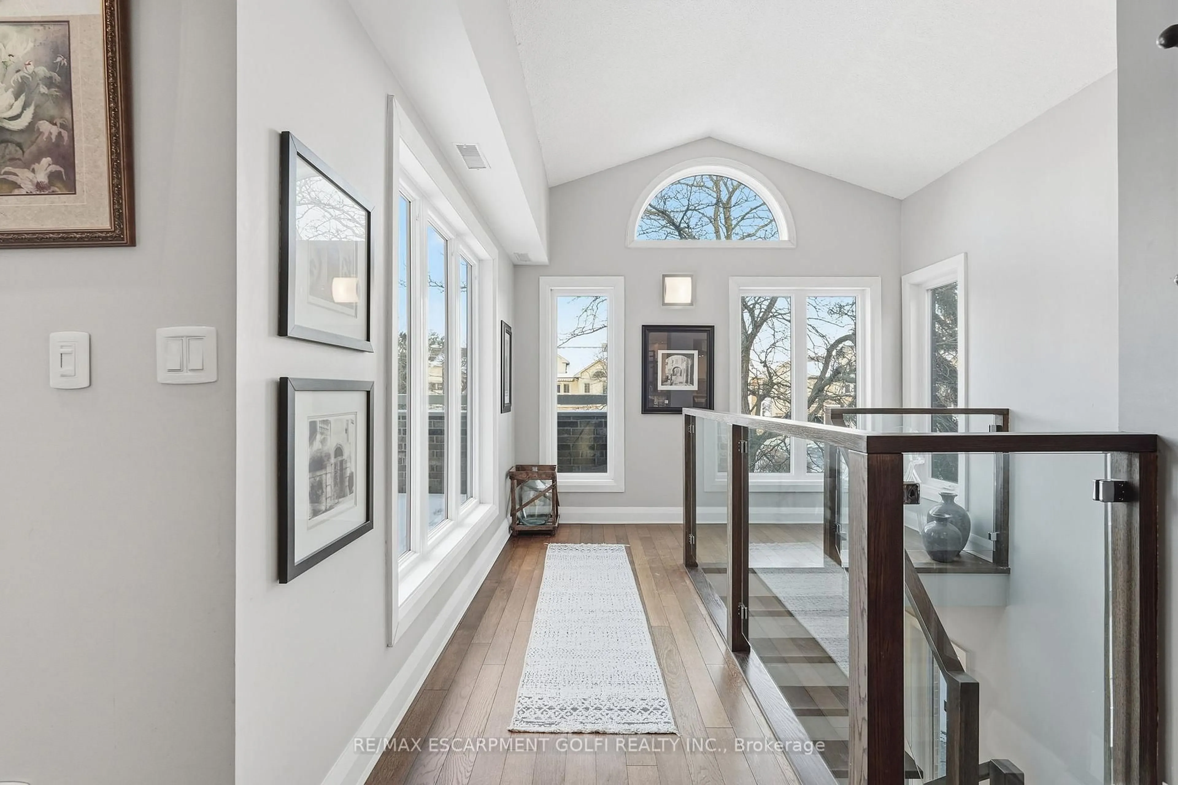 Indoor entryway for 3230 New St #3, Burlington Ontario L7N 1M8