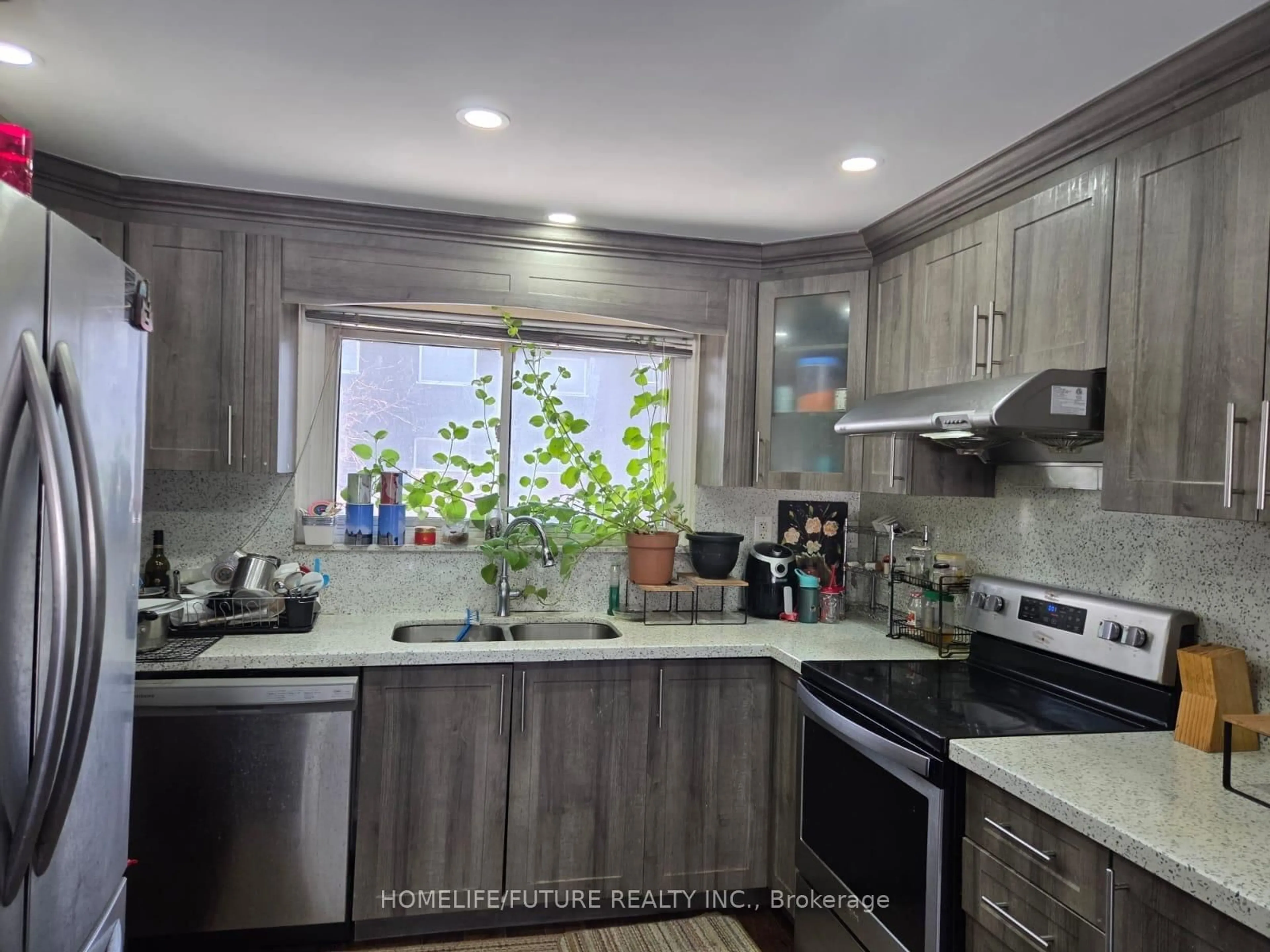 Unknown for 4 Darras Crt #37, Brampton Ontario L6T 1W7