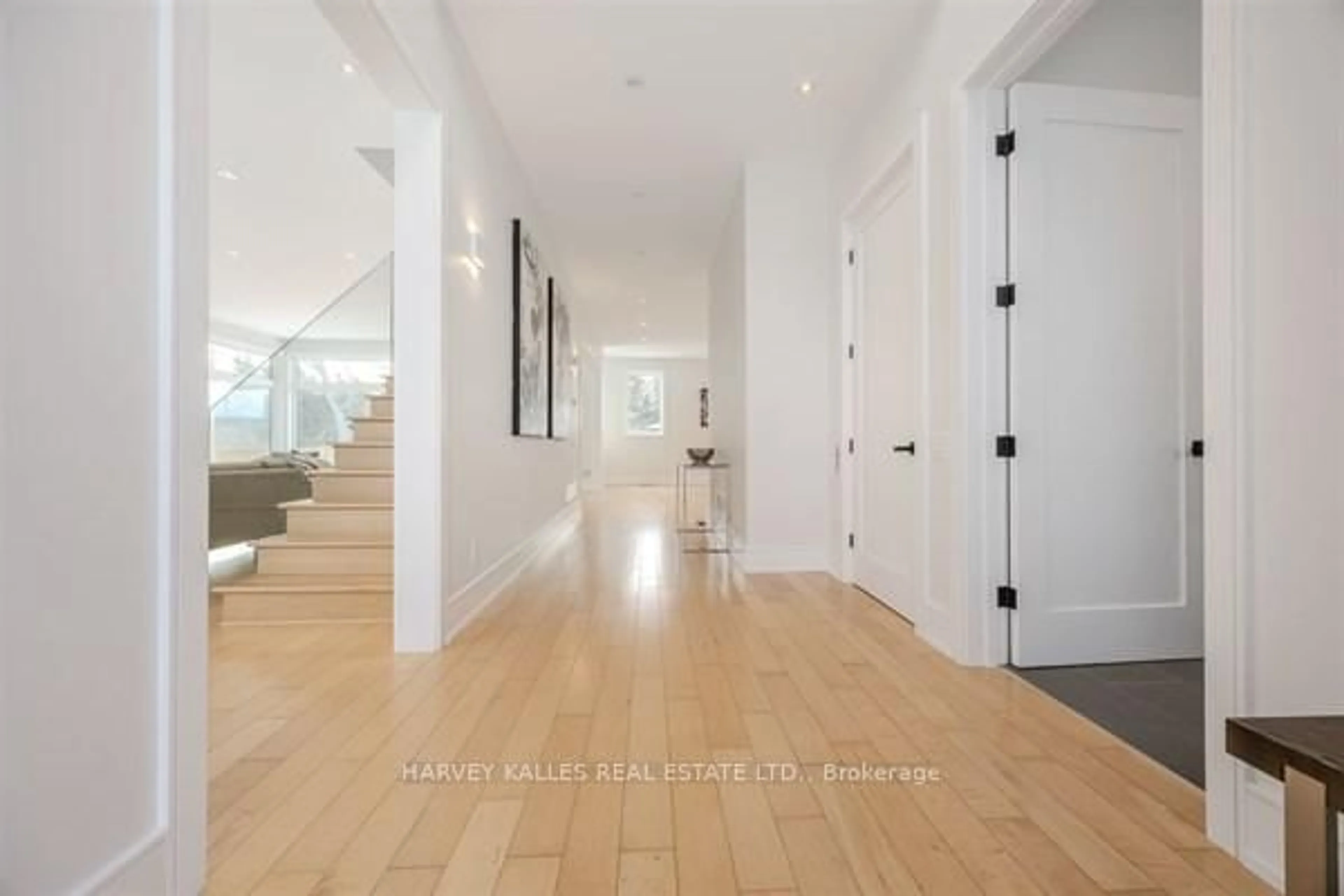 Indoor foyer for 3279 Lakeshore Rd, Burlington Ontario L7N 1A7