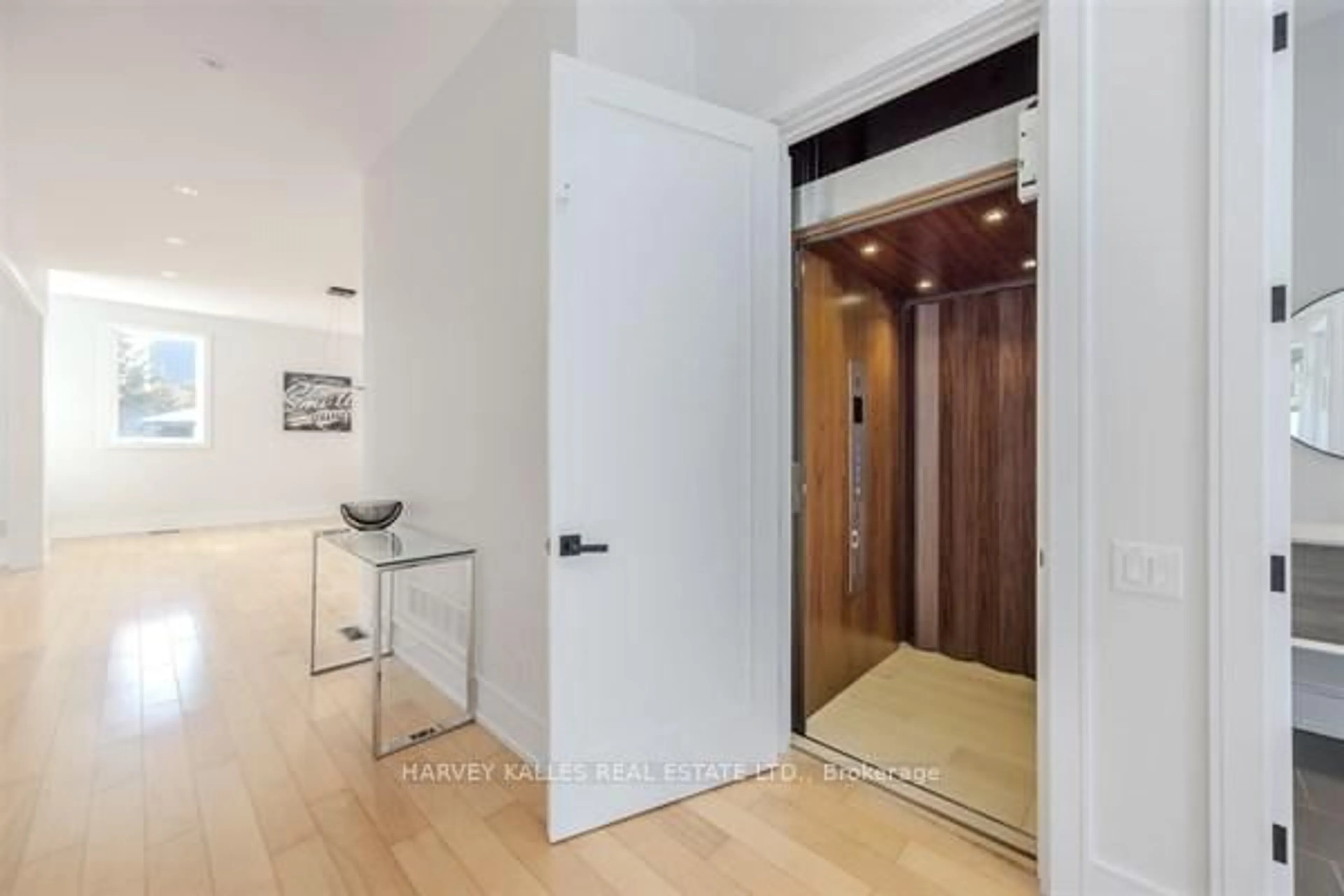 Indoor entryway for 3279 Lakeshore Rd, Burlington Ontario L7N 1A7