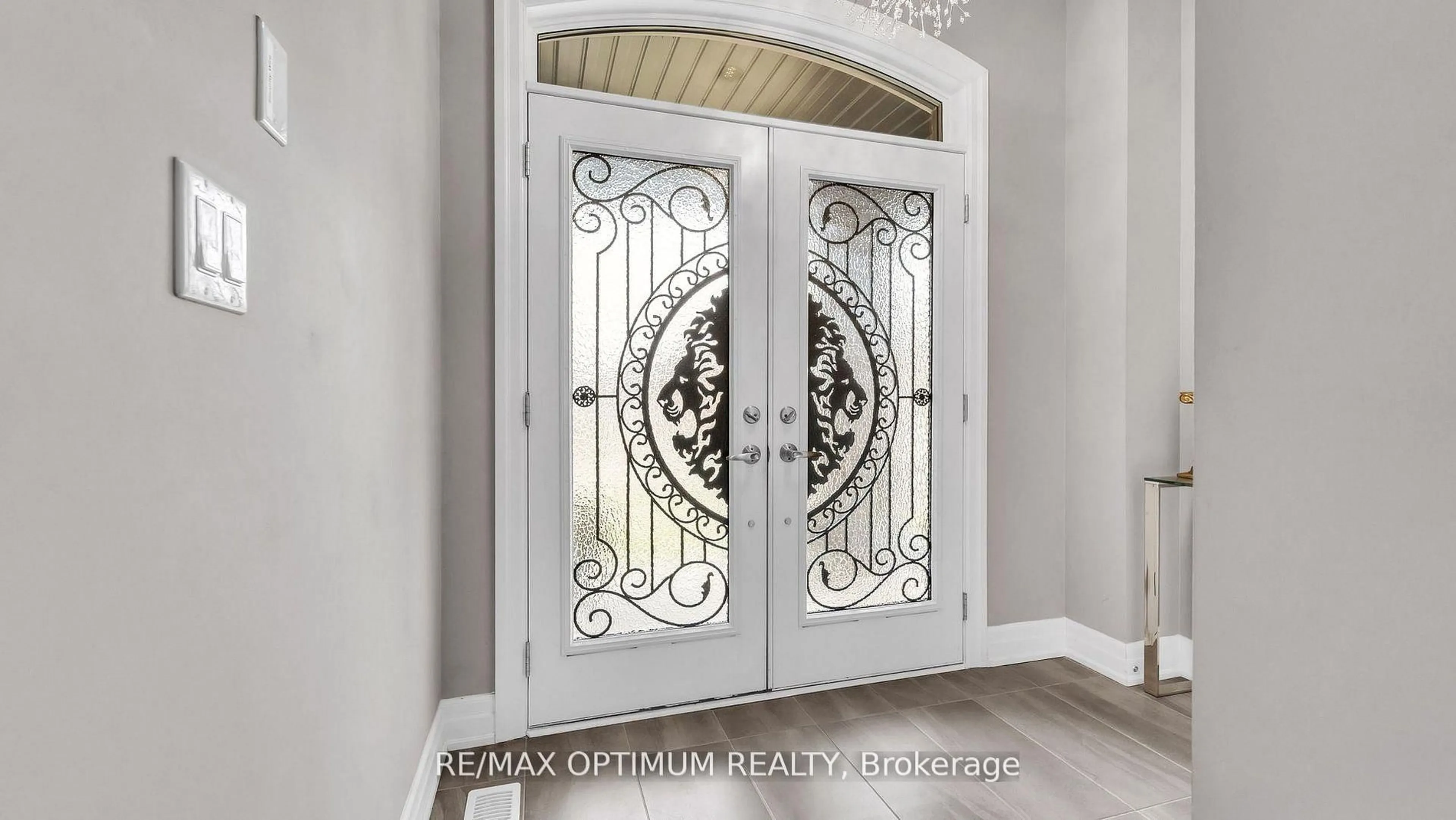 Indoor entryway for 28 Workgreen Pkwy, Brampton Ontario L6Y 6J5