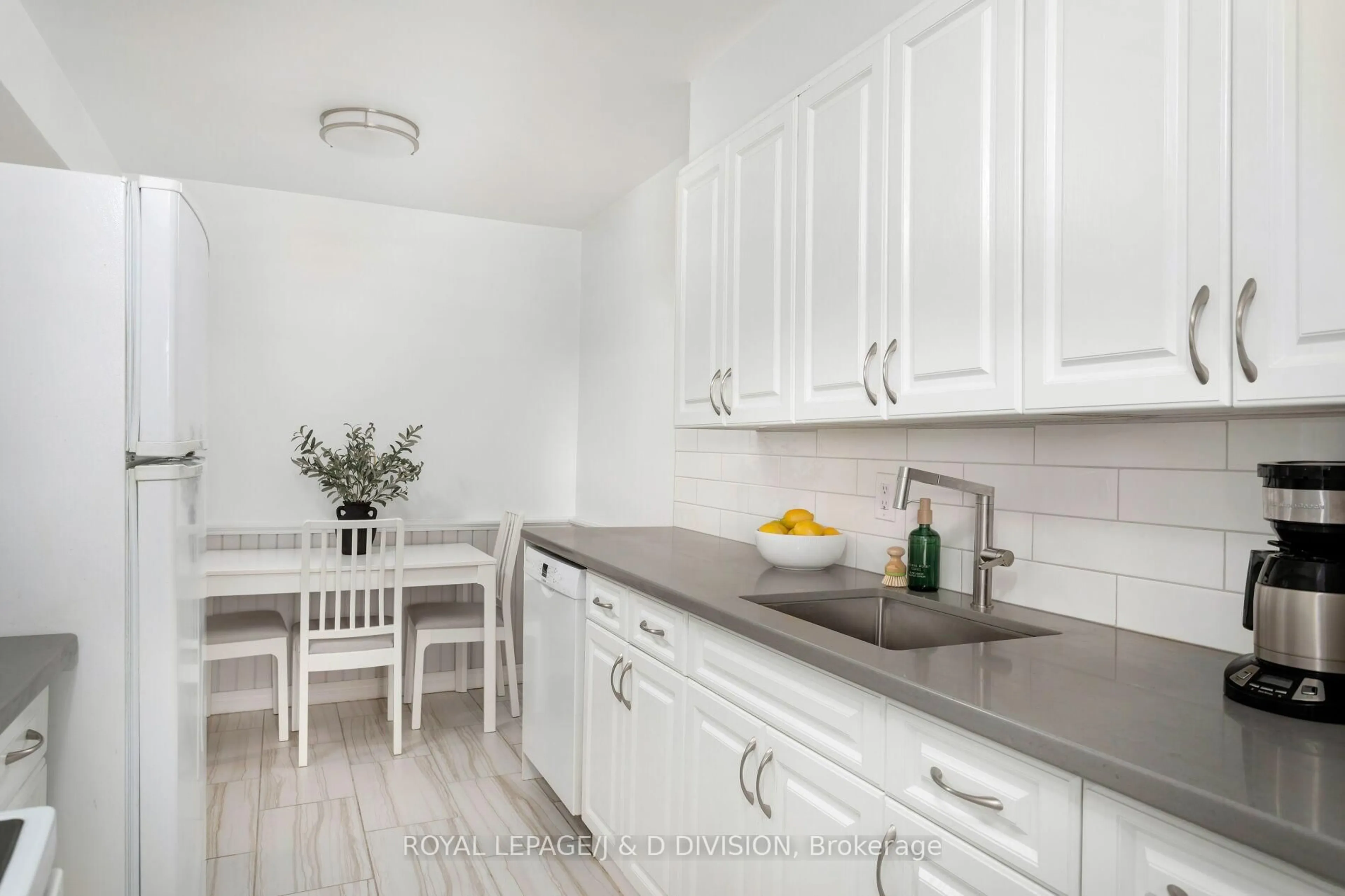 Standard kitchen, unknown for 155 Marlee Ave #306, Toronto Ontario M6B 4B5
