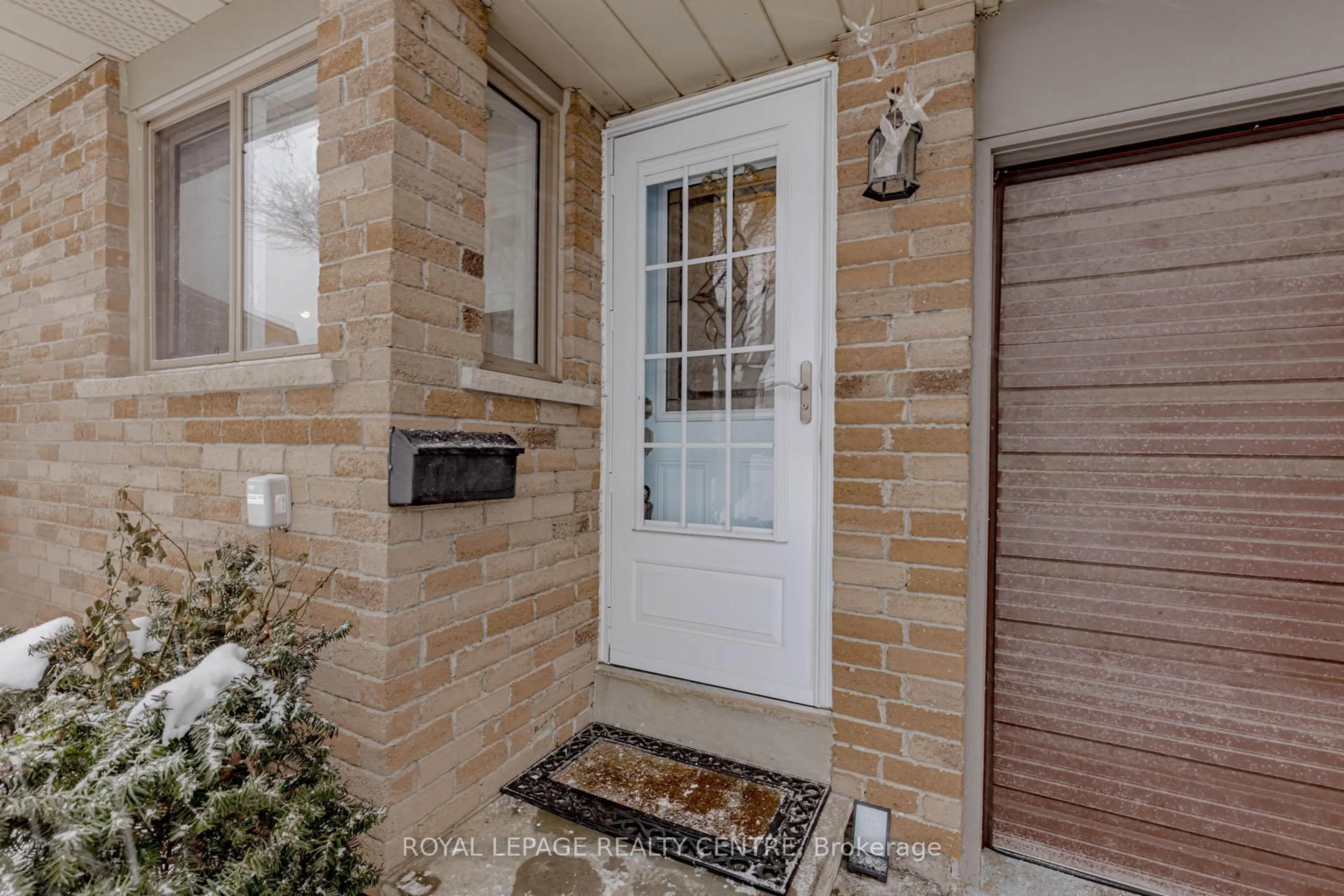 Indoor entryway for 2655 Gananoque Dr #13, Mississauga Ontario L5N 3A6