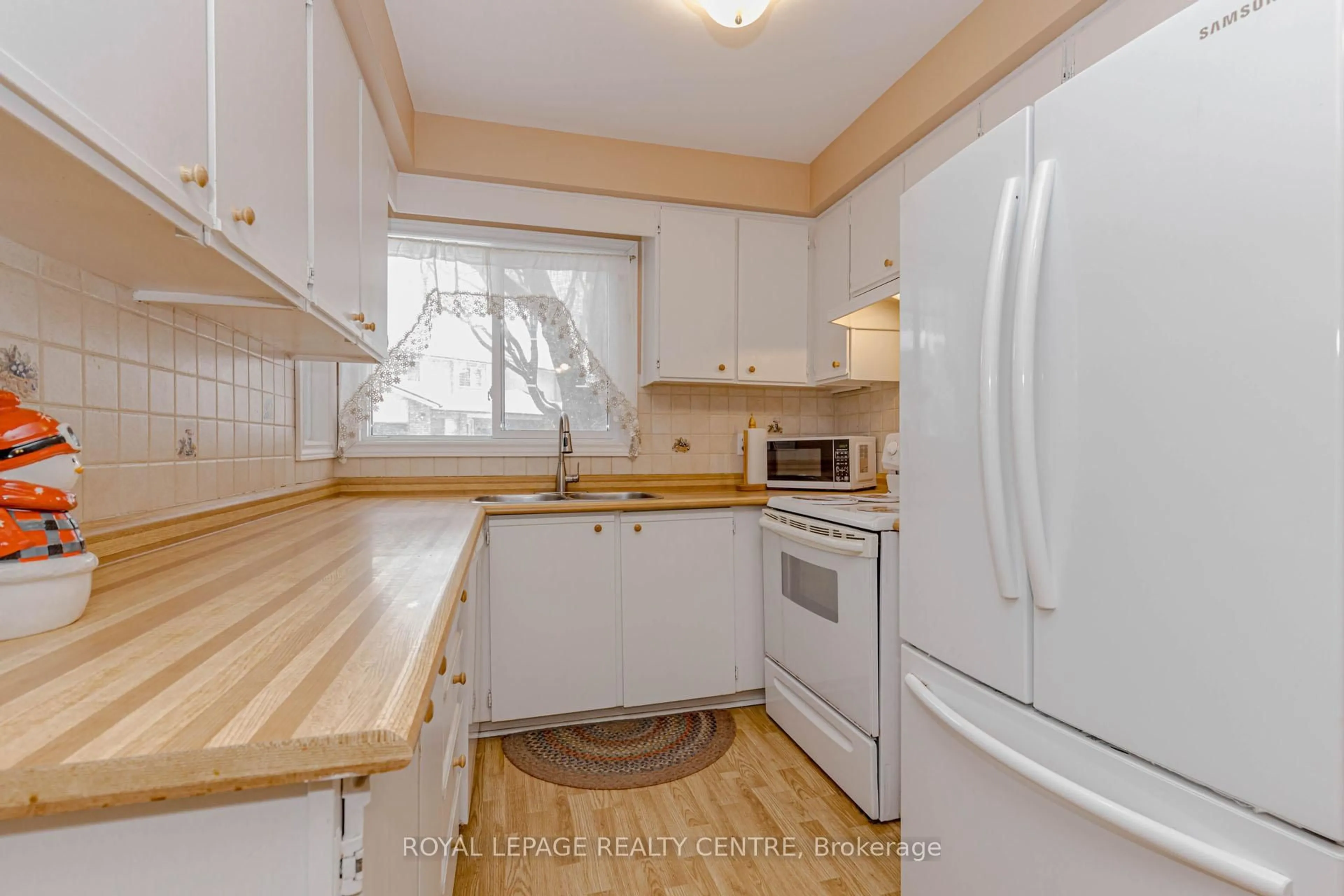 Standard kitchen, wood/laminate floor for 2655 Gananoque Dr #13, Mississauga Ontario L5N 3A6
