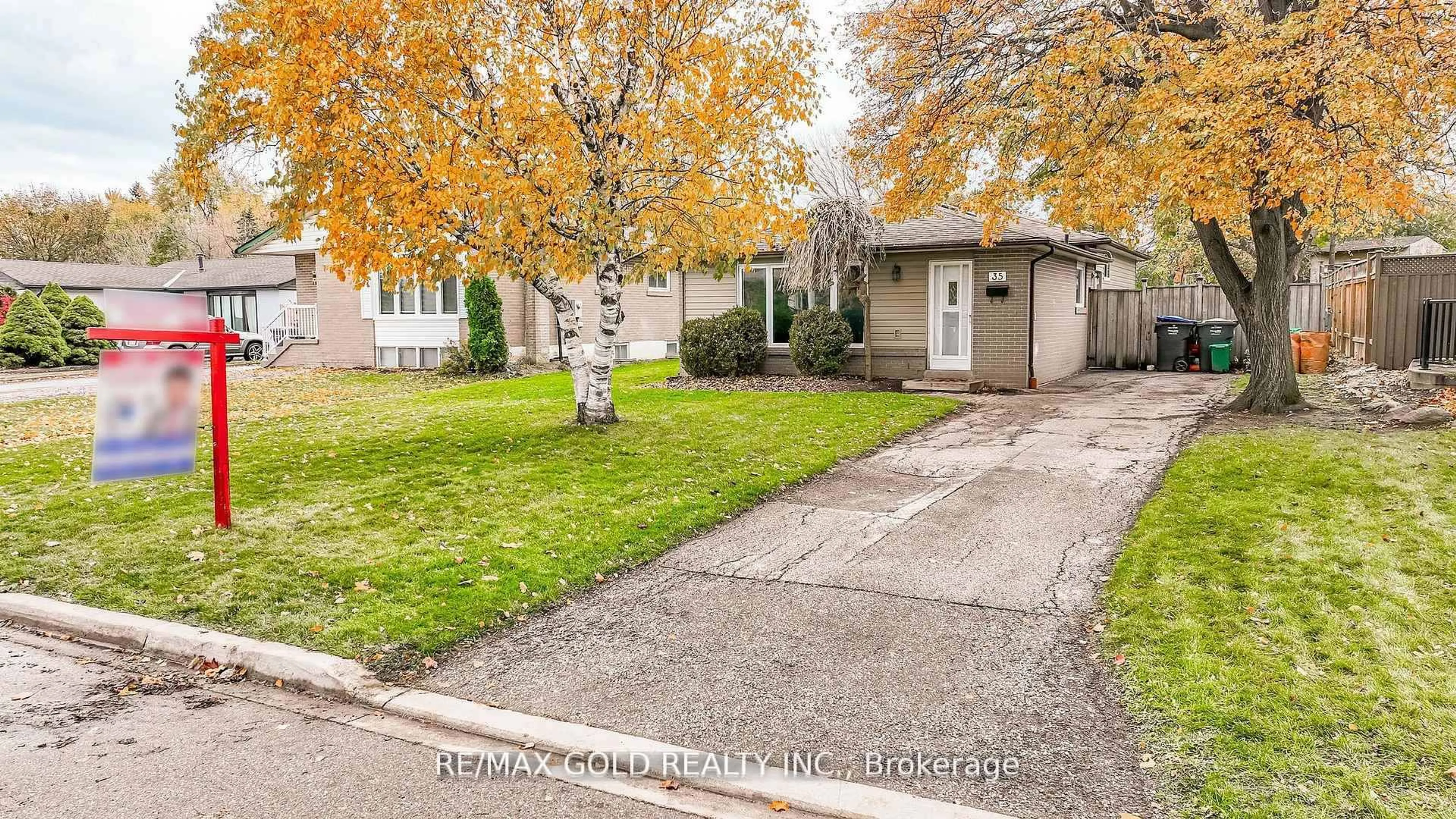 Home with vinyl exterior material, street for 35 Duke Rd, Brampton Ontario L6T 3J9