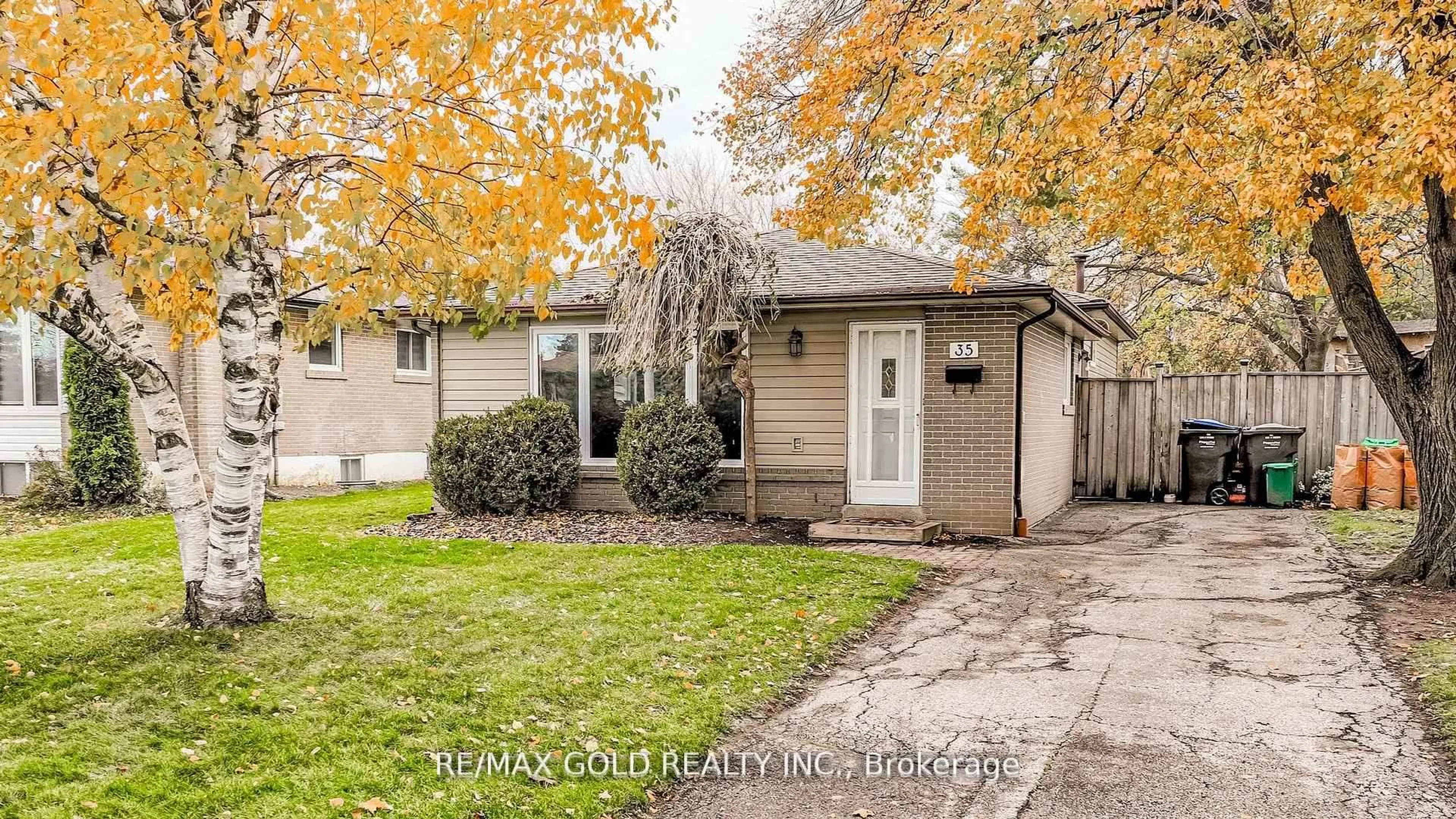 Home with vinyl exterior material, street for 35 Duke Rd, Brampton Ontario L6T 3J9