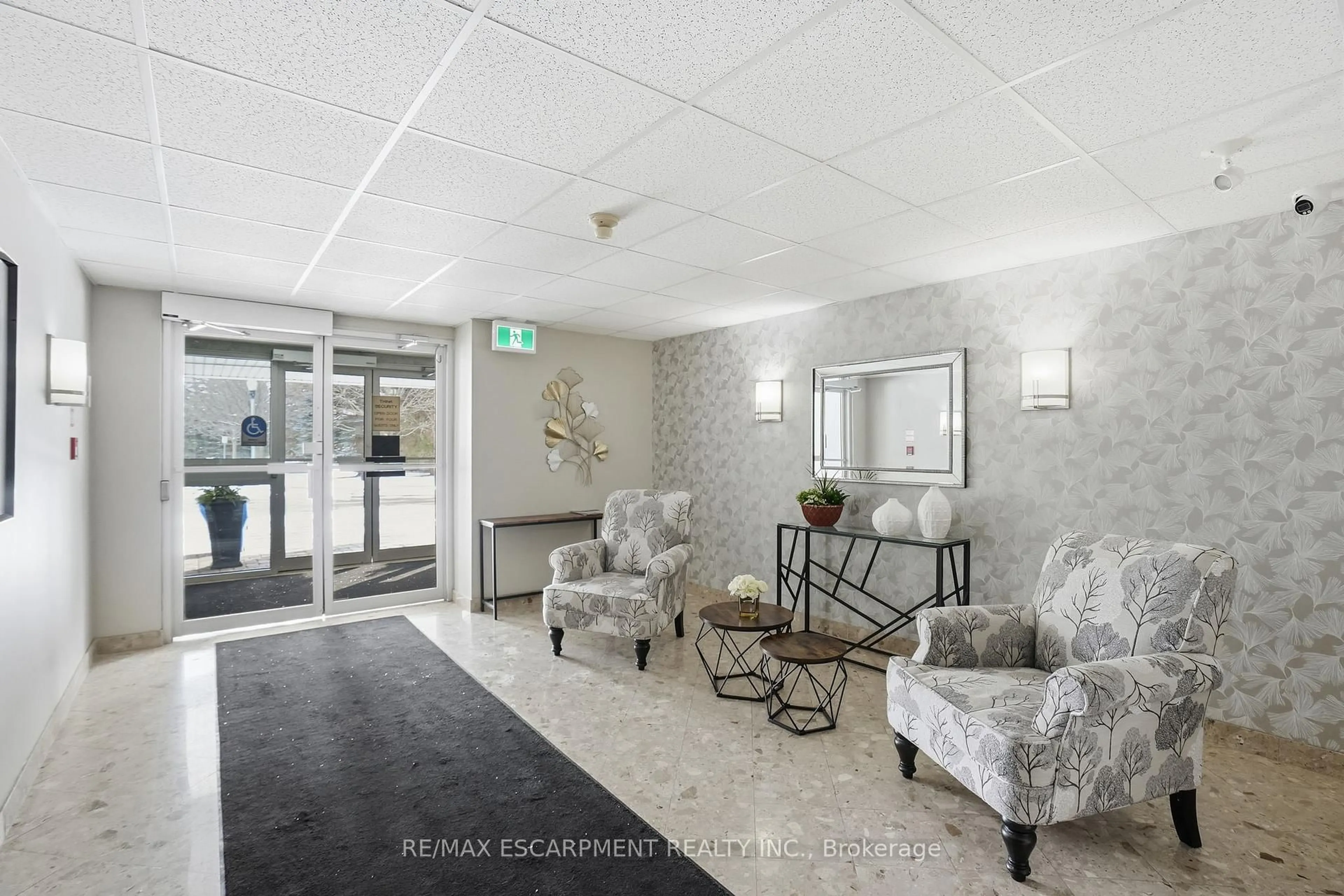 Indoor foyer for 216 Plains Rd #E106, Burlington Ontario L7T 4K8