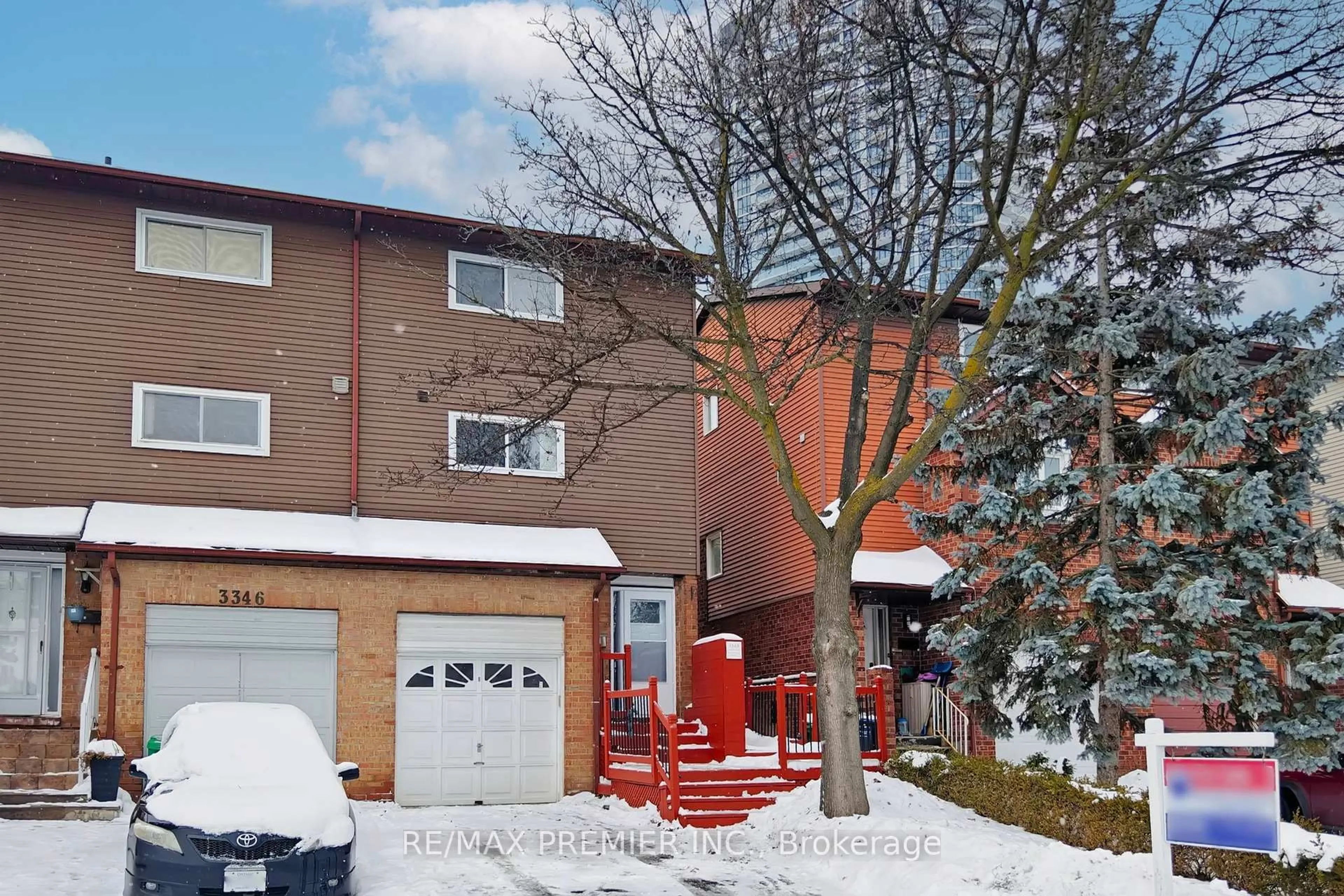 A pic from outside/outdoor area/front of a property/back of a property/a pic from drone, street for 3348 Burdock Pl, Mississauga Ontario L5A 4B7