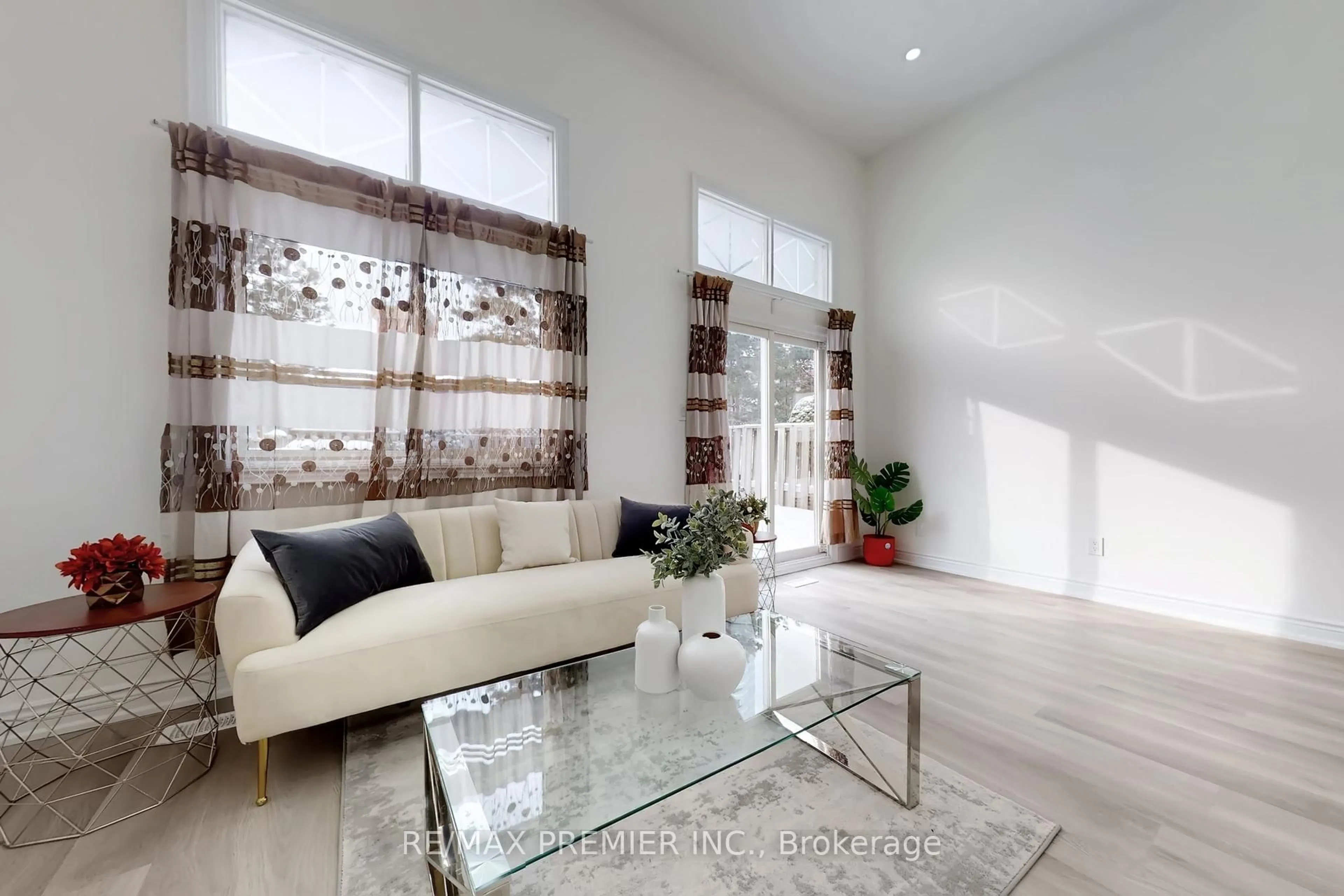 Living room with furniture, unknown for 3348 Burdock Pl, Mississauga Ontario L5A 4B7