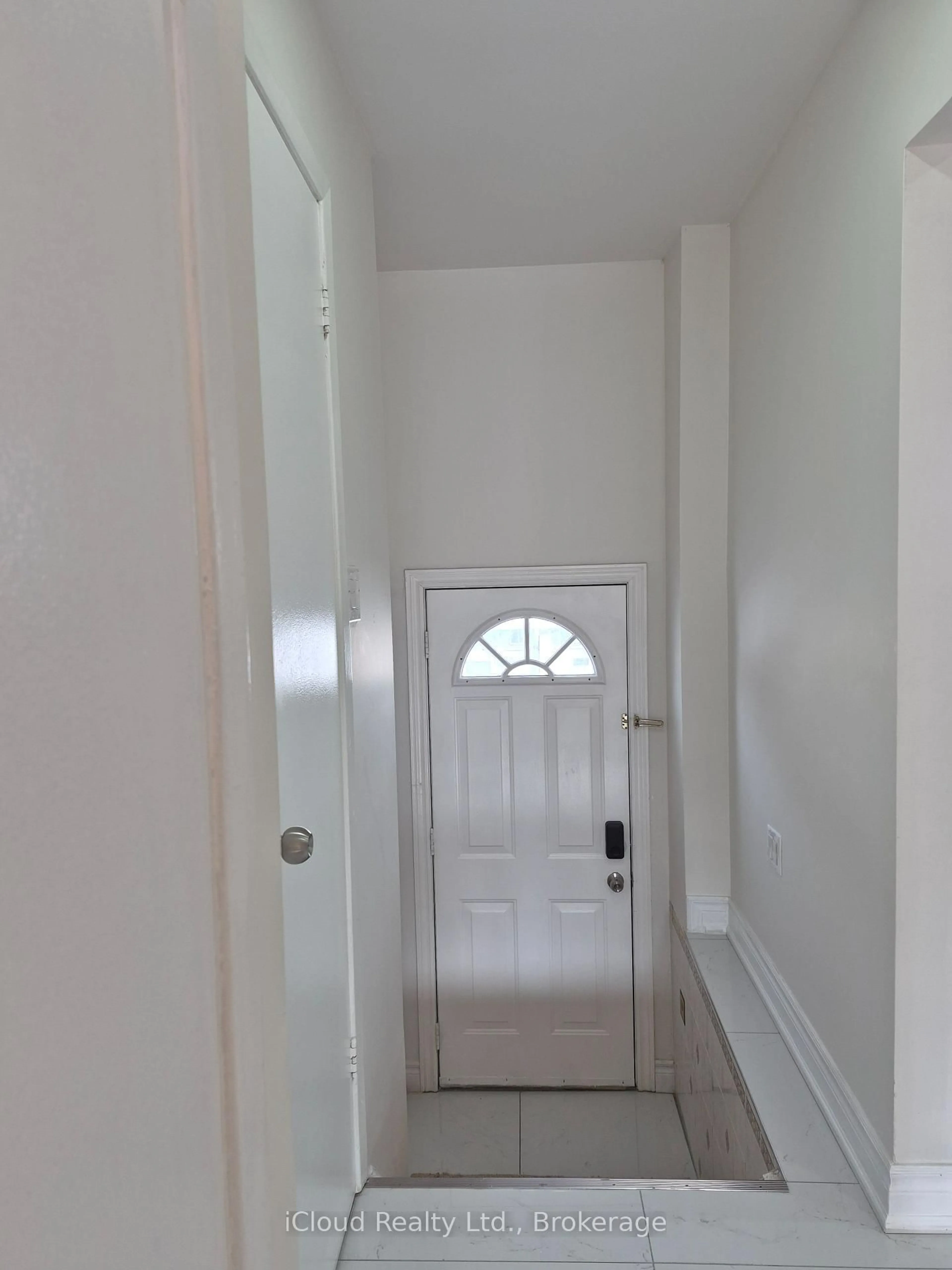 Indoor entryway for 400 Mississauga Valley Blvd #88, Mississauga Ontario L5A 3N6