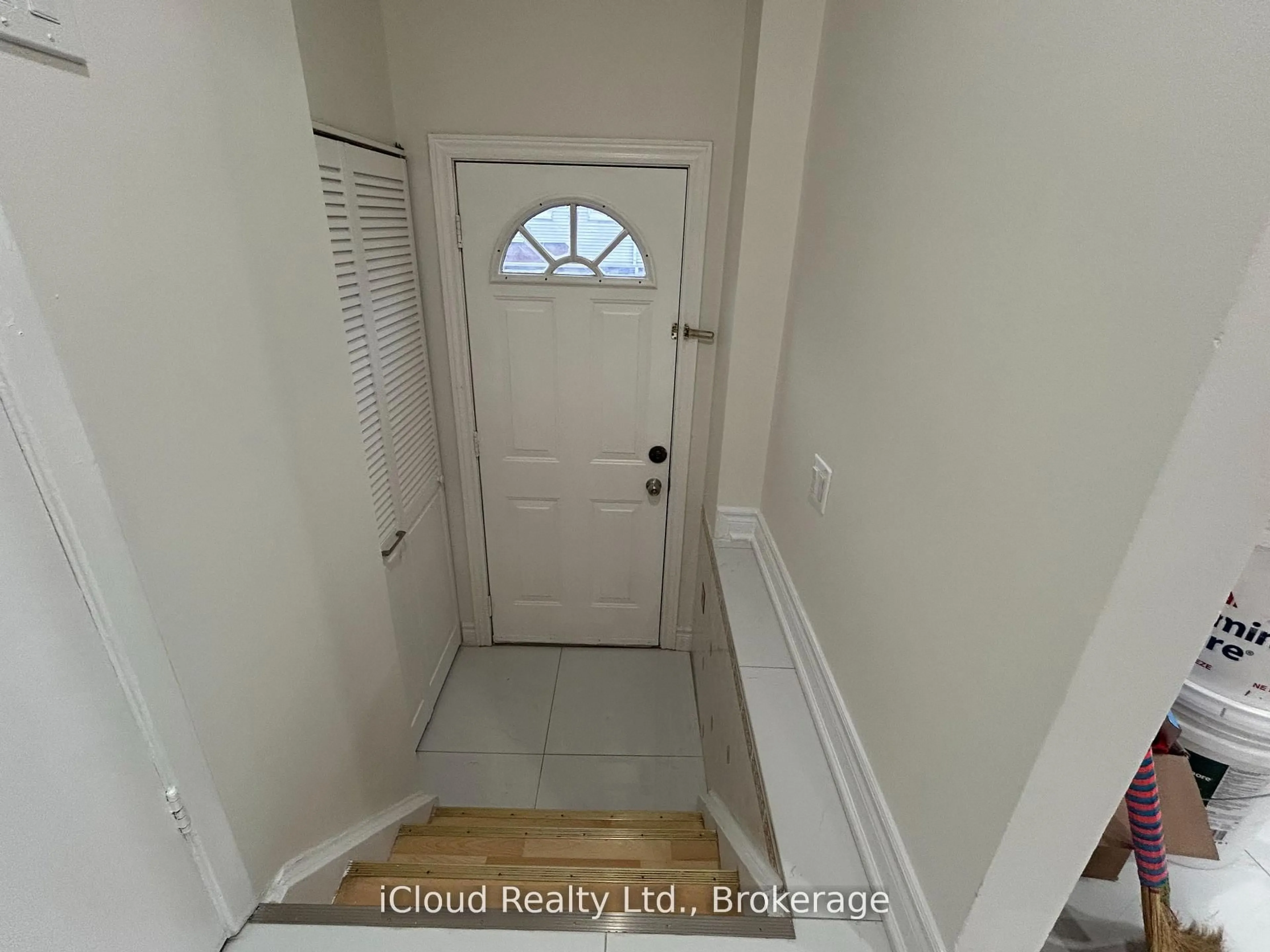 Indoor entryway for 400 Mississauga Valley Blvd #88, Mississauga Ontario L5A 3N6