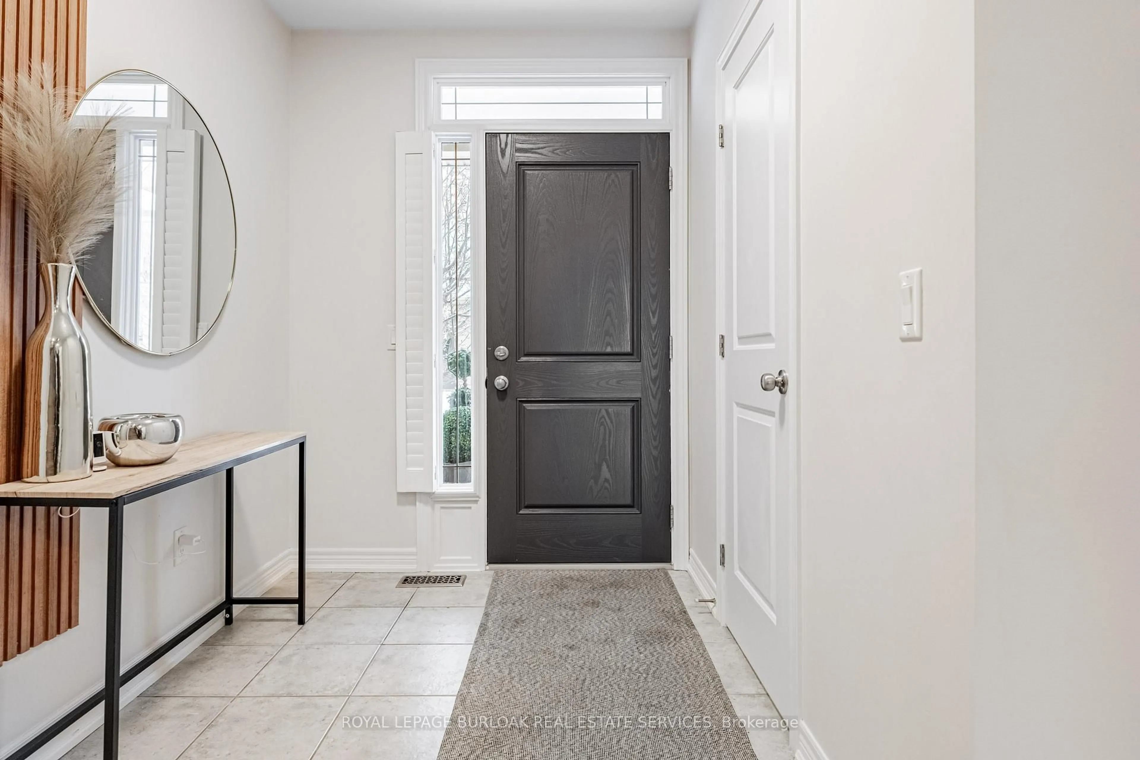 Indoor entryway for 5056 New St #21, Burlington Ontario L7L 1V1