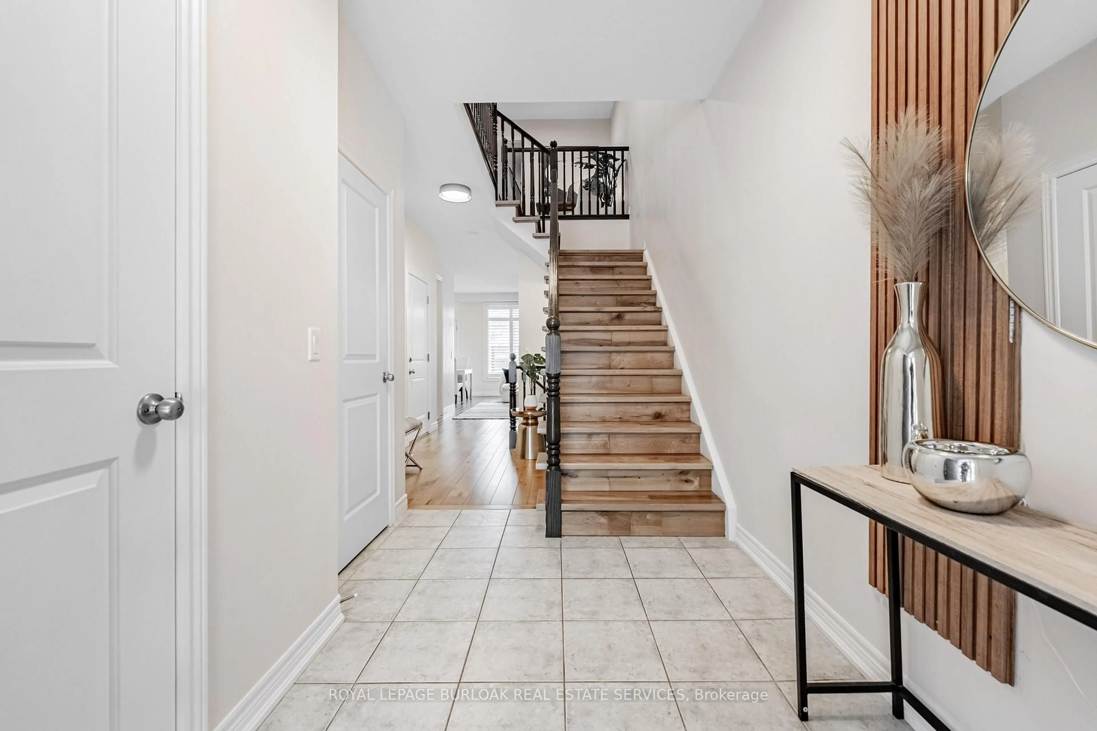 Indoor entryway for 5056 New St #21, Burlington Ontario L7L 1V1