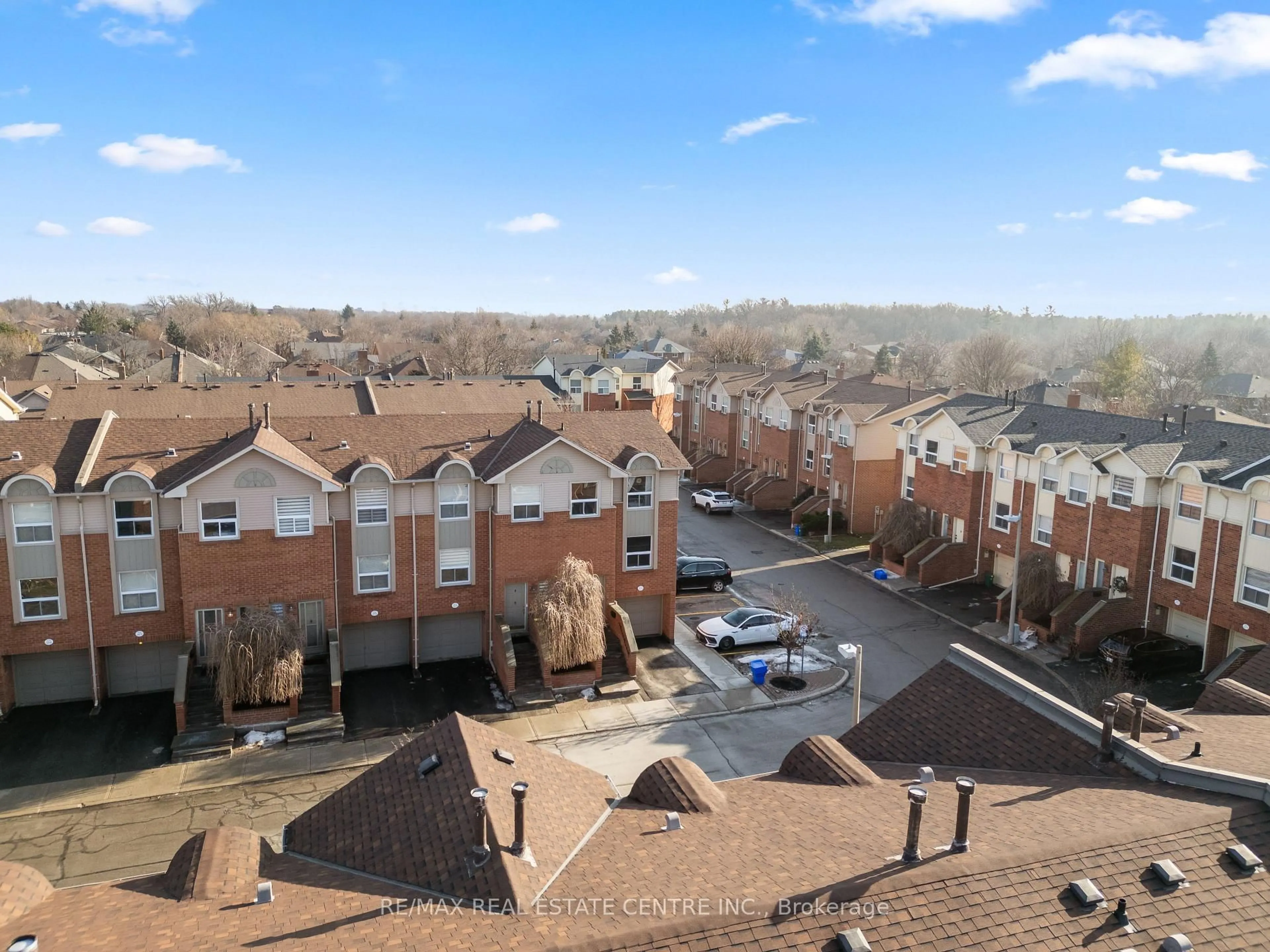 A pic from outside/outdoor area/front of a property/back of a property/a pic from drone, city buildings view from balcony for 1570 Reeves Gate #10, Oakville Ontario L6M 3J3