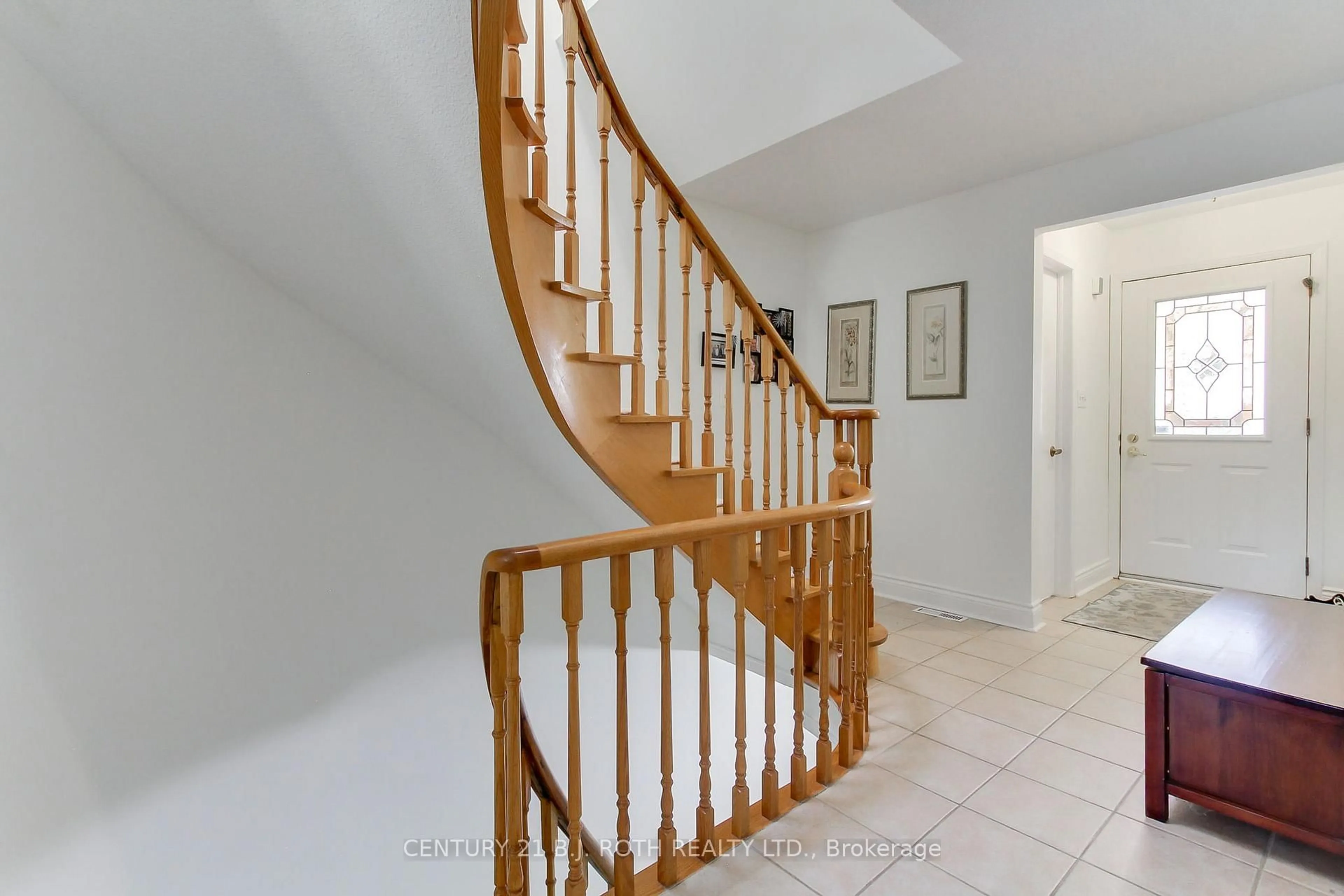 Stairs for 323 Hillside Dr, Mississauga Ontario L5M 2N3