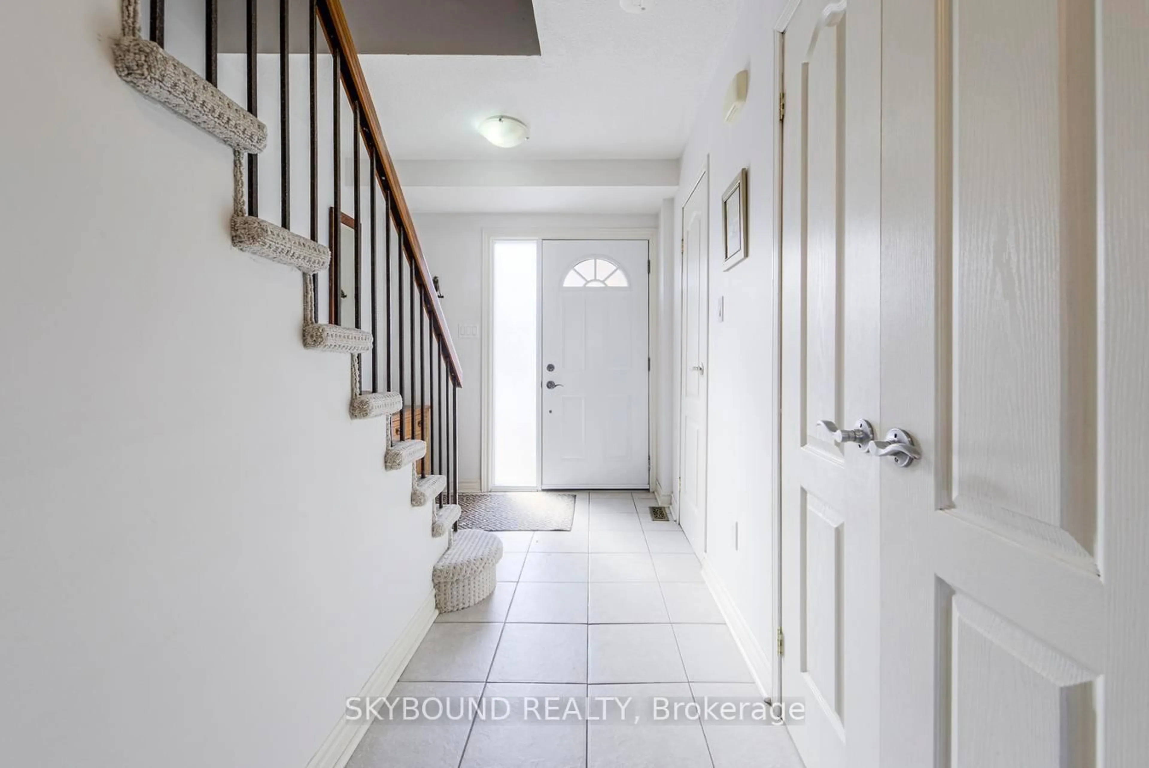 Indoor entryway for 2120 Rathburn Rd #13, Mississauga Ontario L4W 2S8